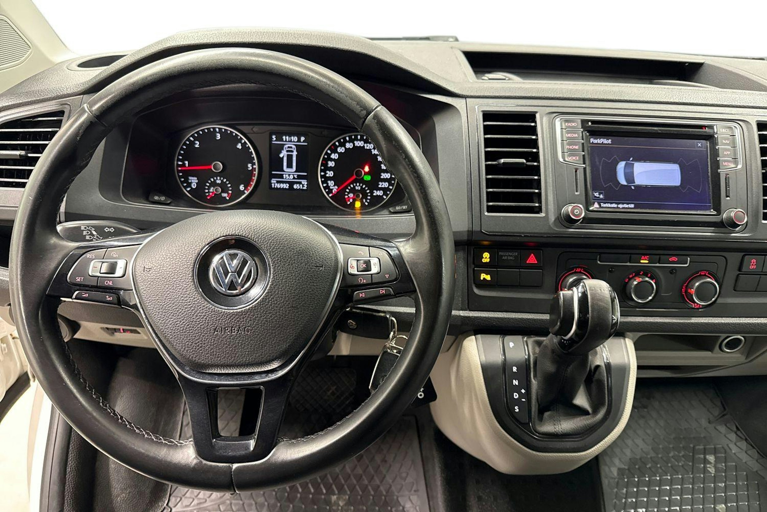 valkoinen Volkswagen Transporter 2019 kuva 9.