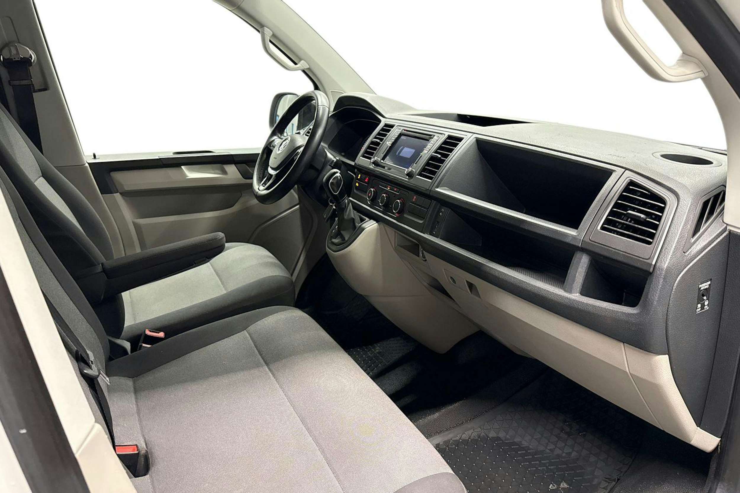 valkoinen Volkswagen Transporter 2019 kuva 11.