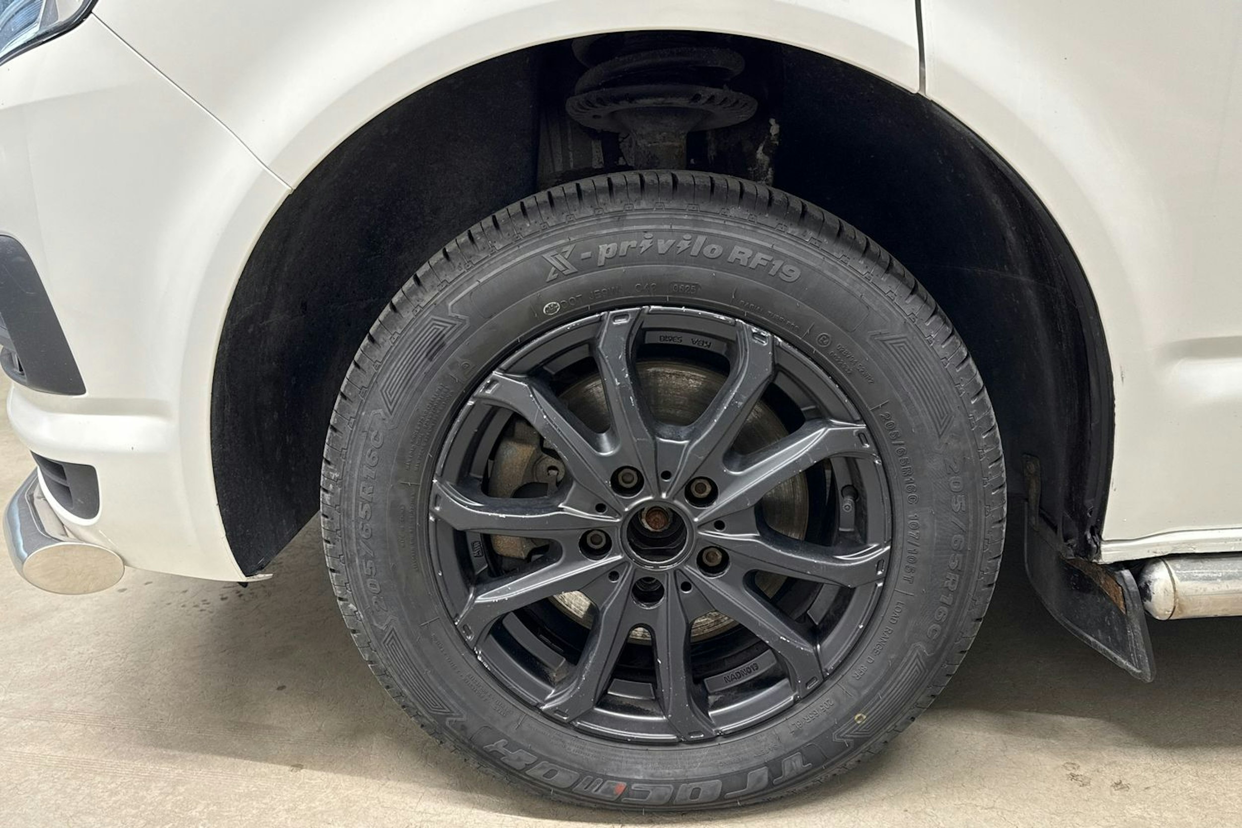 valkoinen Volkswagen Transporter 2019 kuva 12.