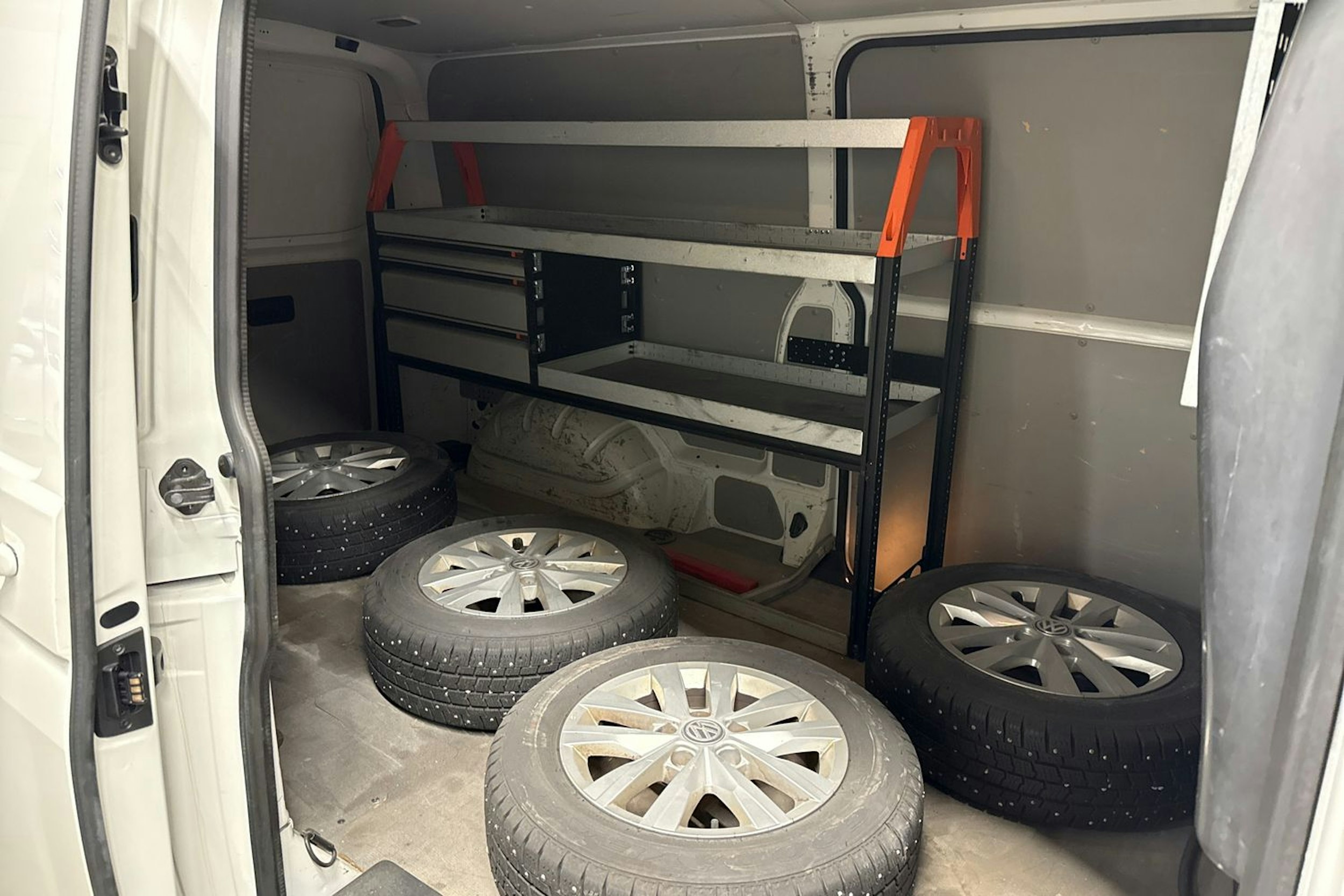 valkoinen Volkswagen Transporter 2019 kuva 13.