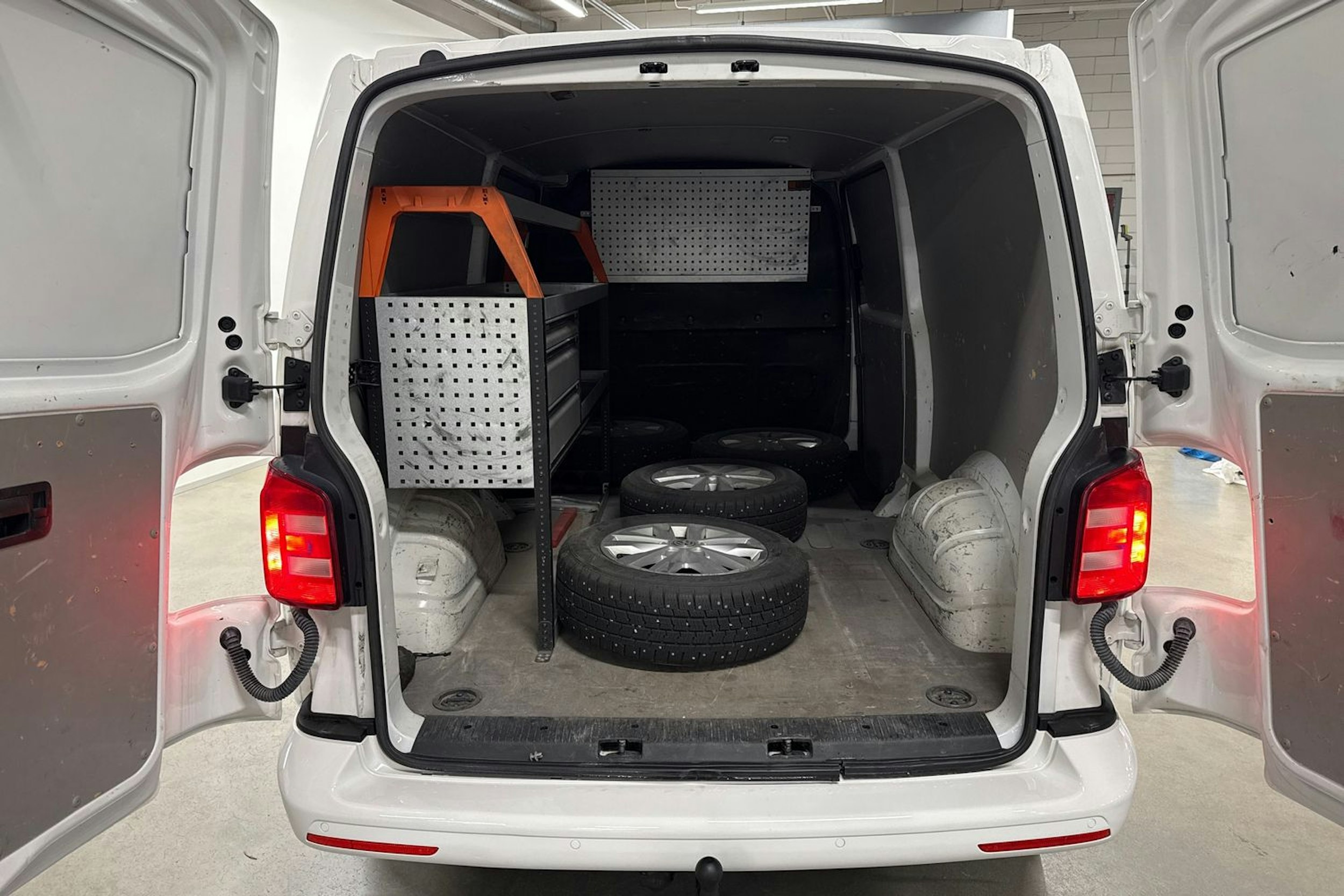 valkoinen Volkswagen Transporter 2019 kuva 15.