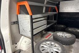 valkoinen Volkswagen Transporter 2019 kuva 16.