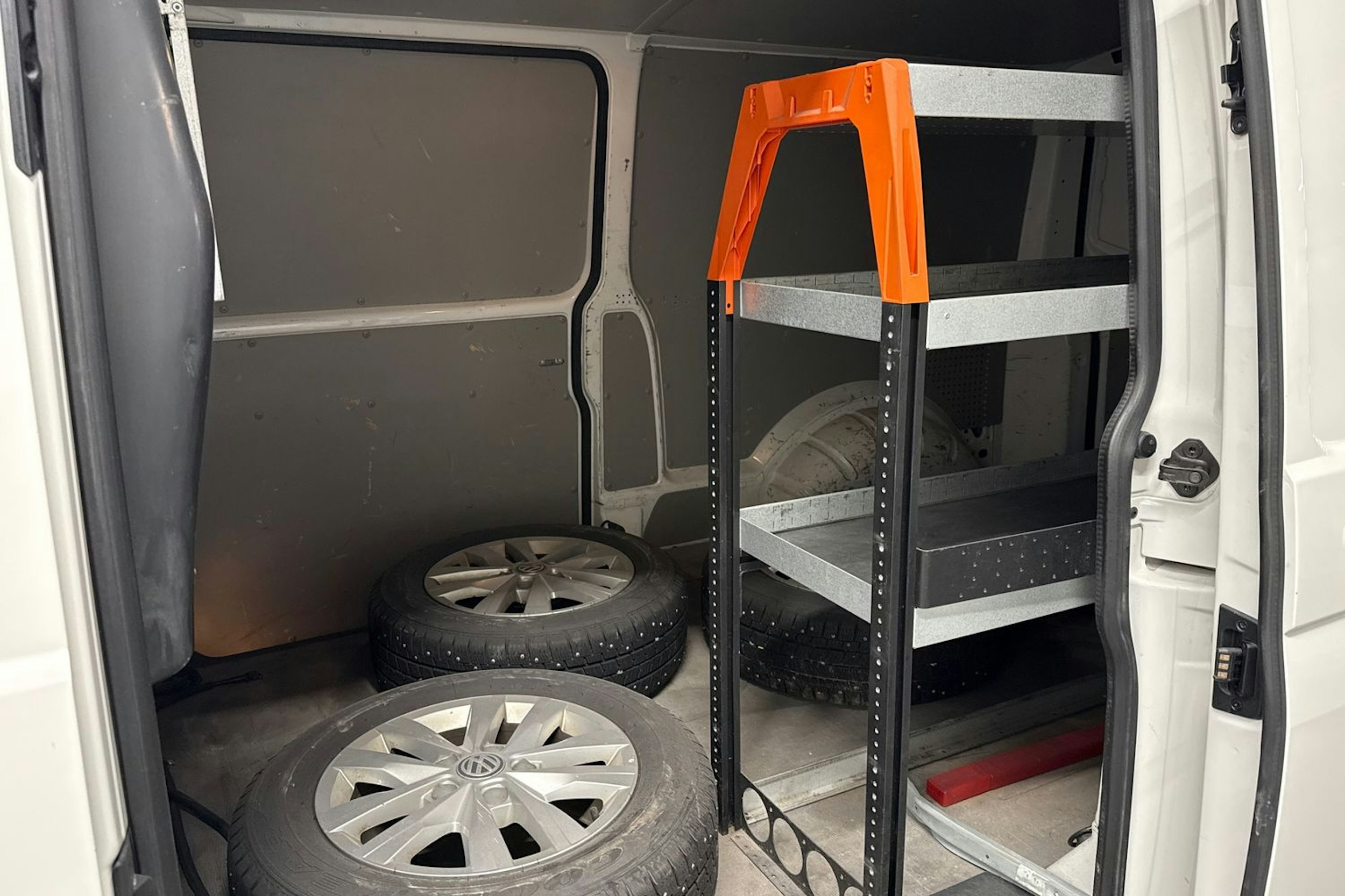 valkoinen Volkswagen Transporter 2019 kuva 17.