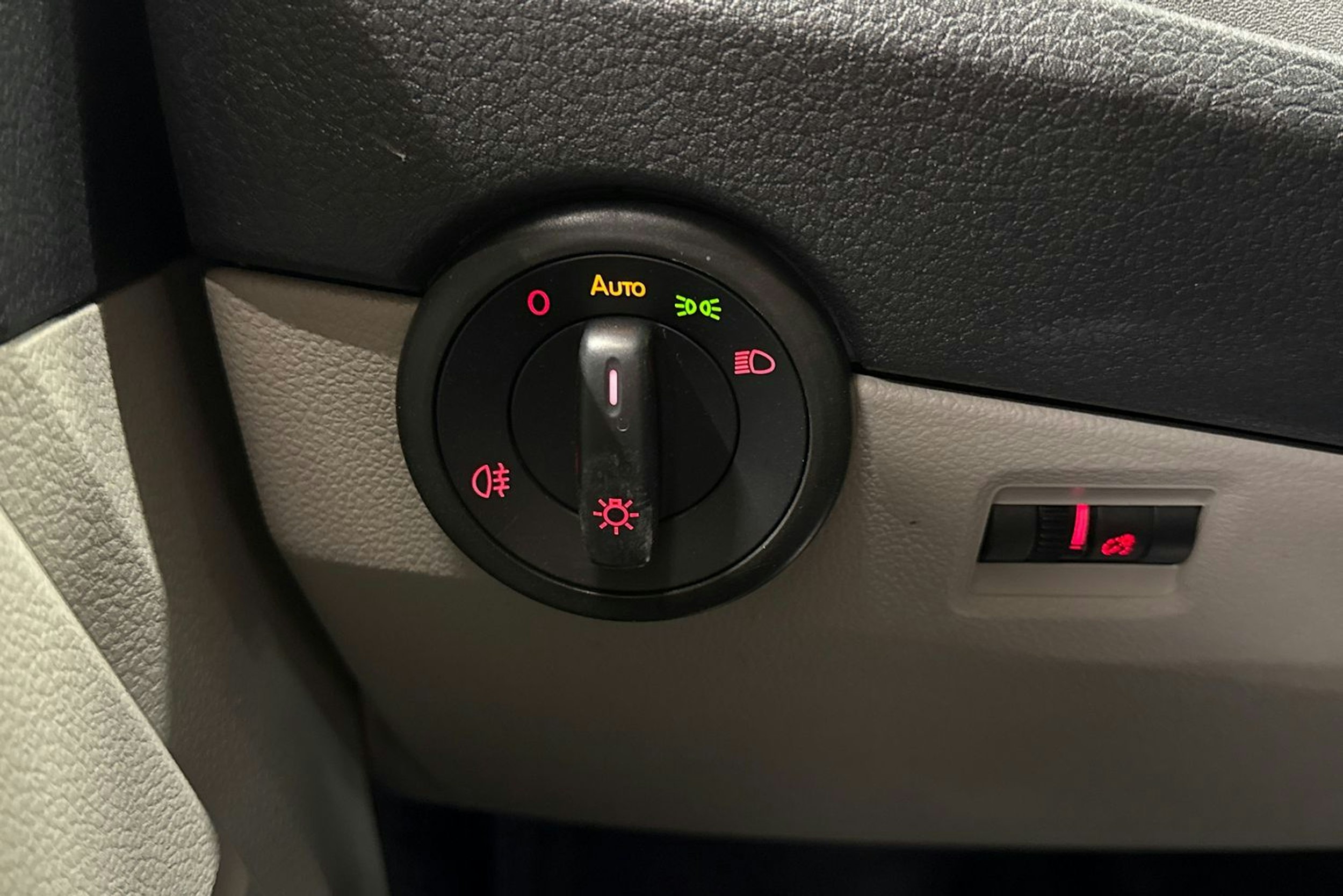 valkoinen Volkswagen Transporter 2019 kuva 19.