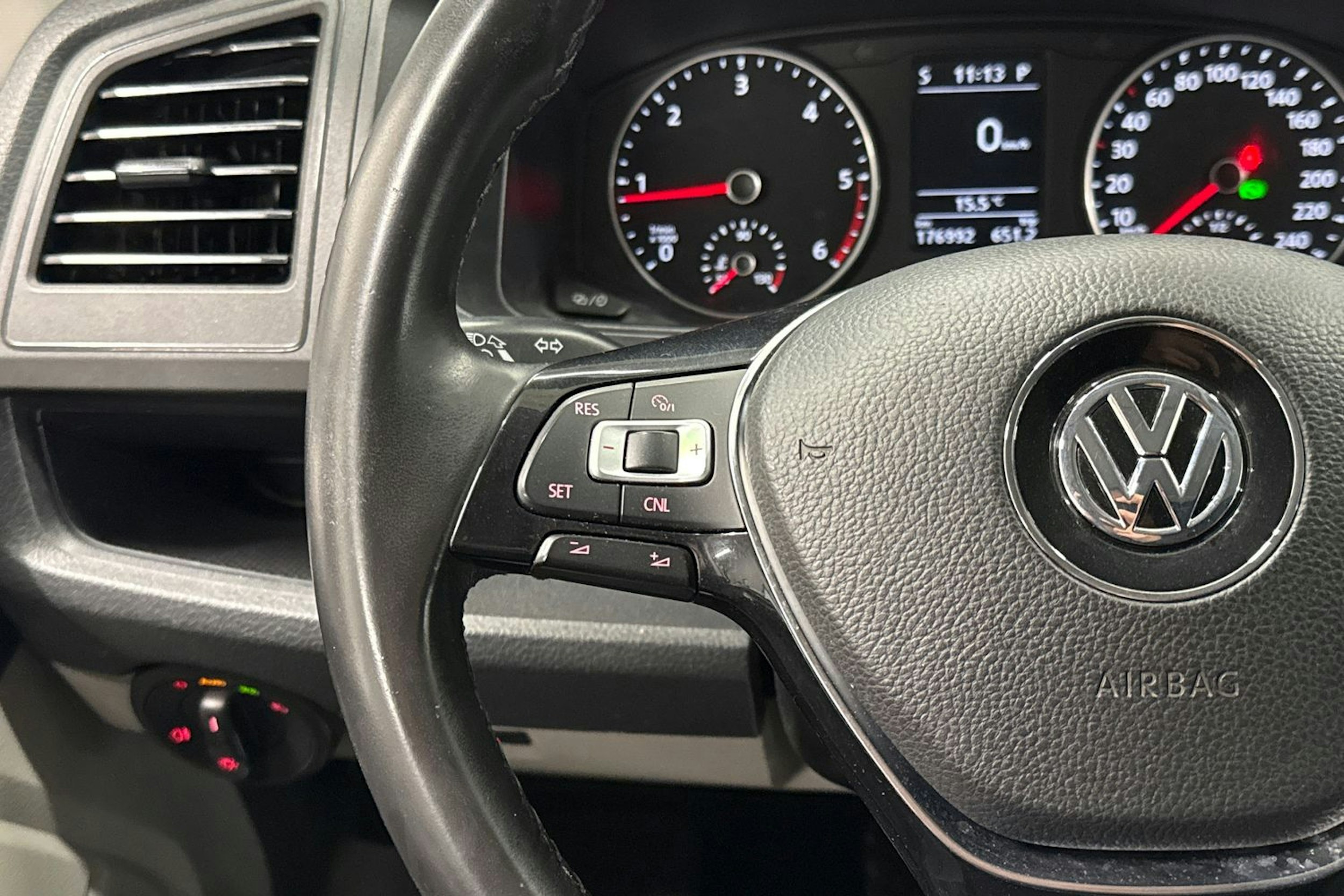 valkoinen Volkswagen Transporter 2019 kuva 21.