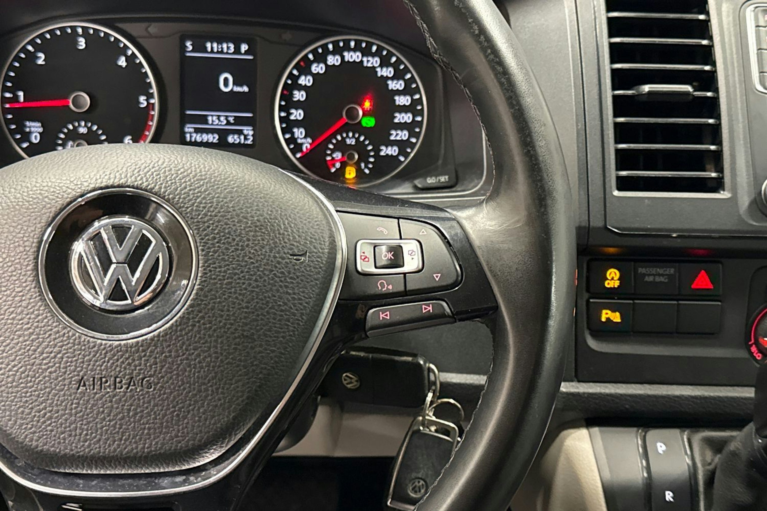 valkoinen Volkswagen Transporter 2019 kuva 22.