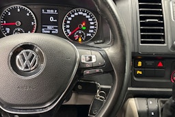 valkoinen Volkswagen Transporter 2019 kuva 22.