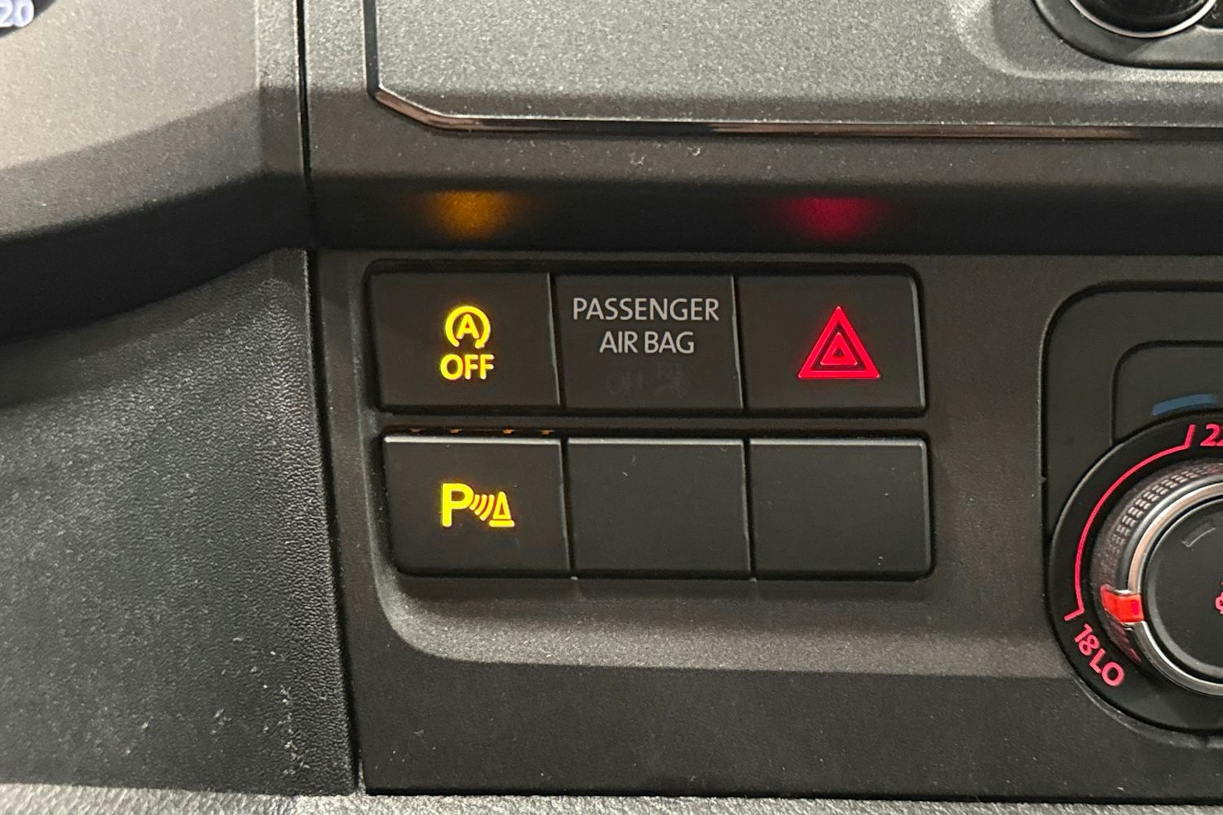 valkoinen Volkswagen Transporter 2019 kuva 23.