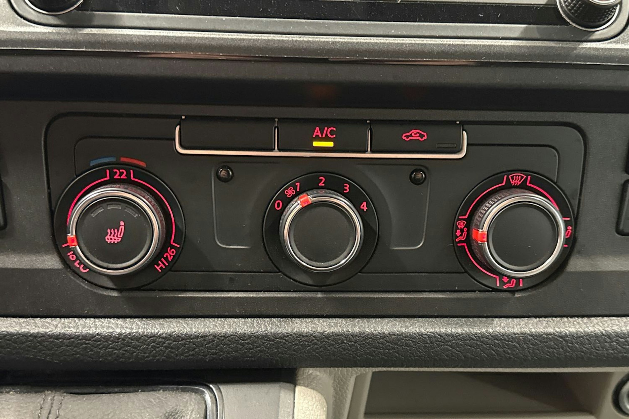 valkoinen Volkswagen Transporter 2019 kuva 25.