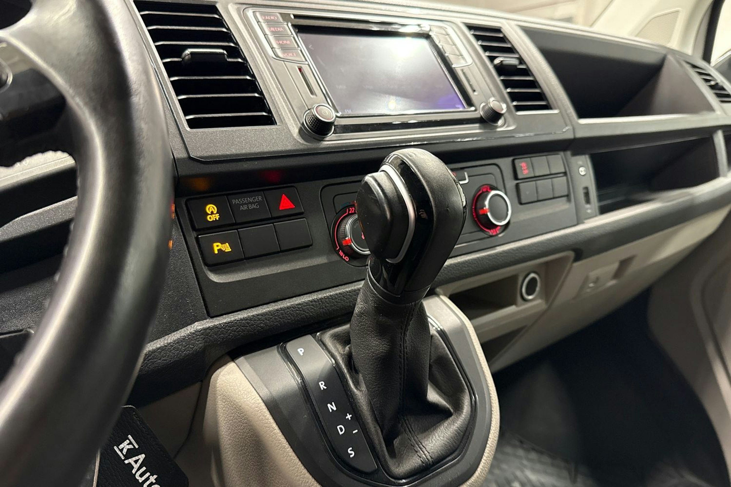 valkoinen Volkswagen Transporter 2019 kuva 27.