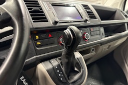 valkoinen Volkswagen Transporter 2019 kuva 27.