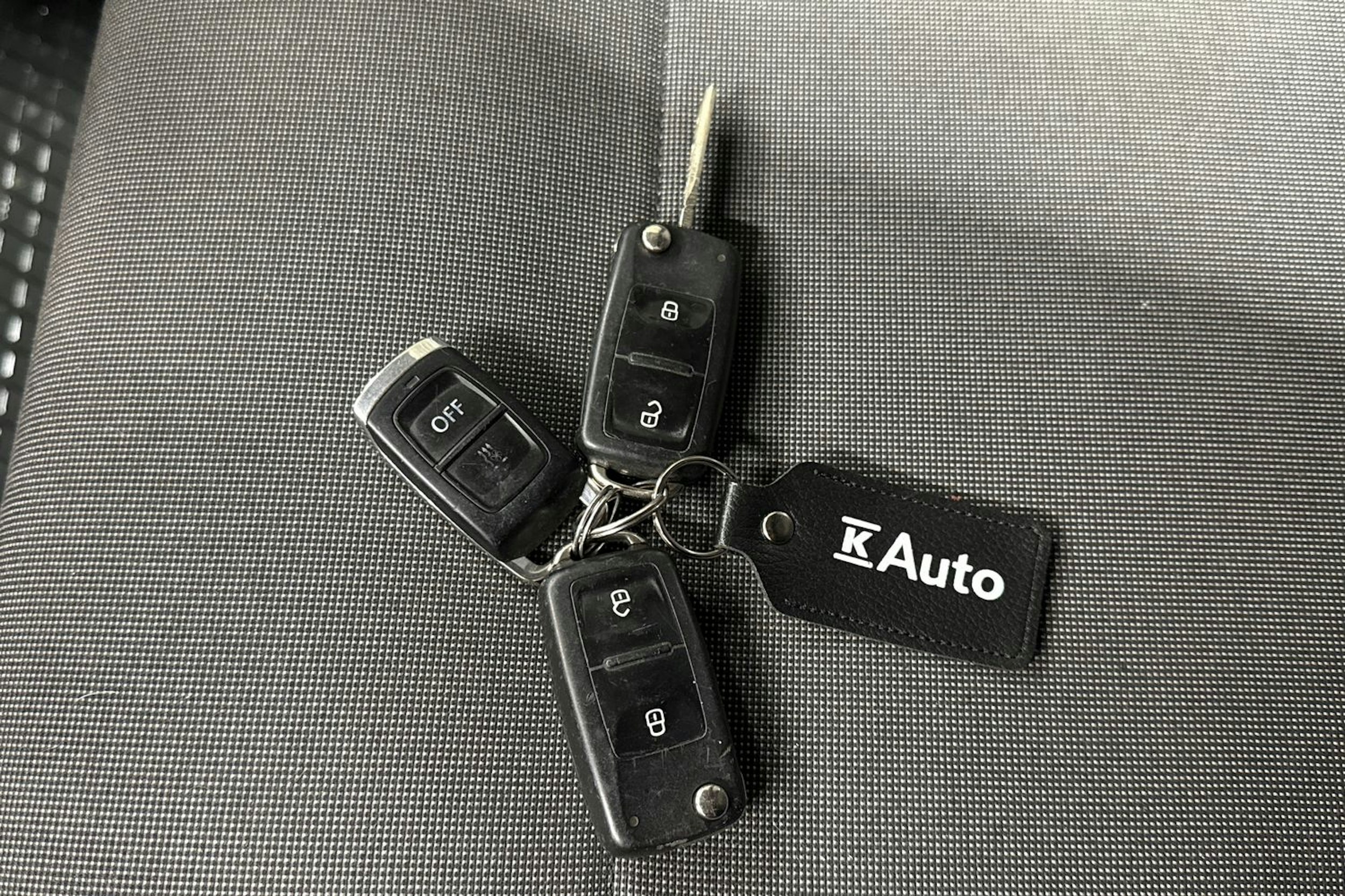 valkoinen Volkswagen Transporter 2019 kuva 28.