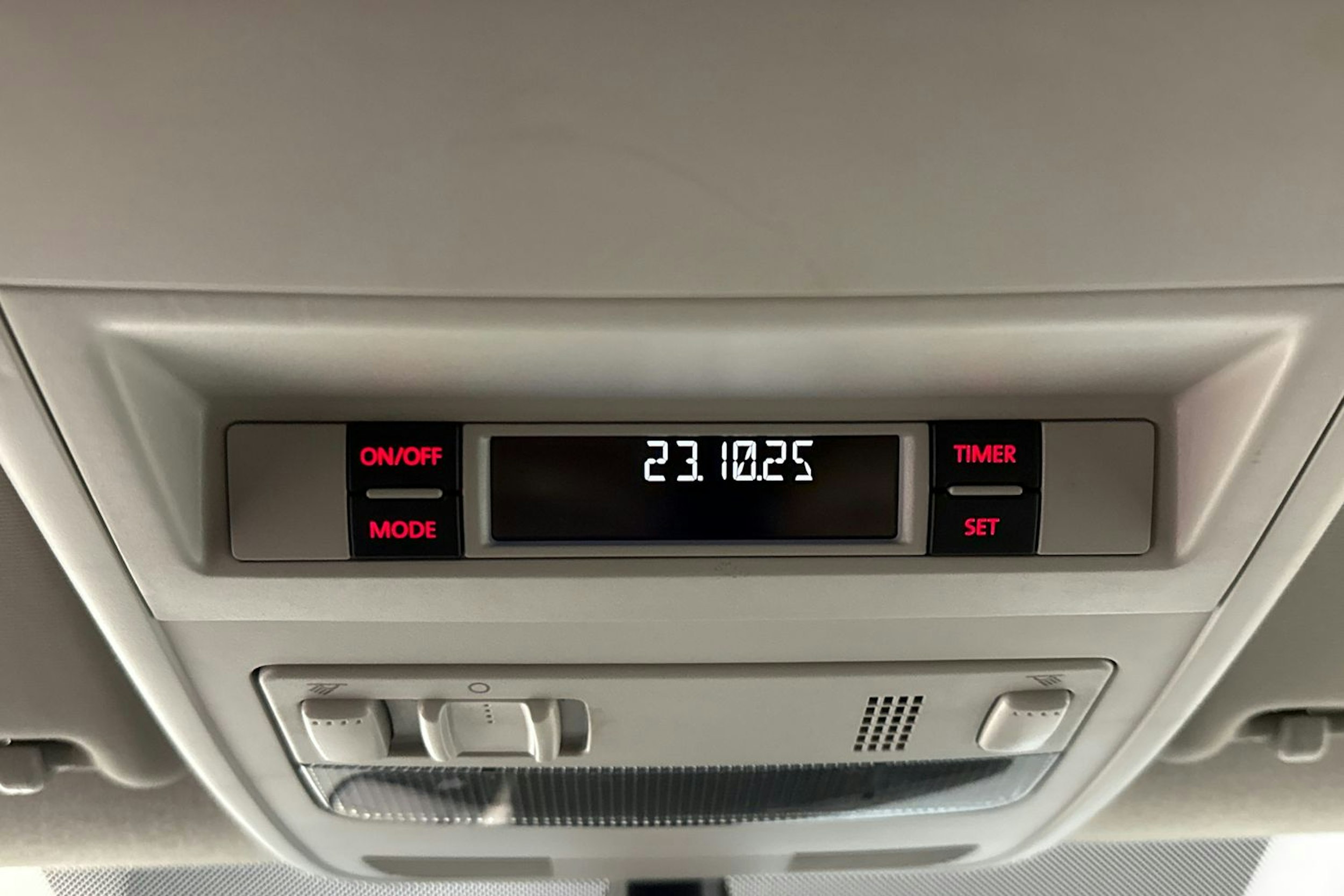 valkoinen Volkswagen Transporter 2019 kuva 29.