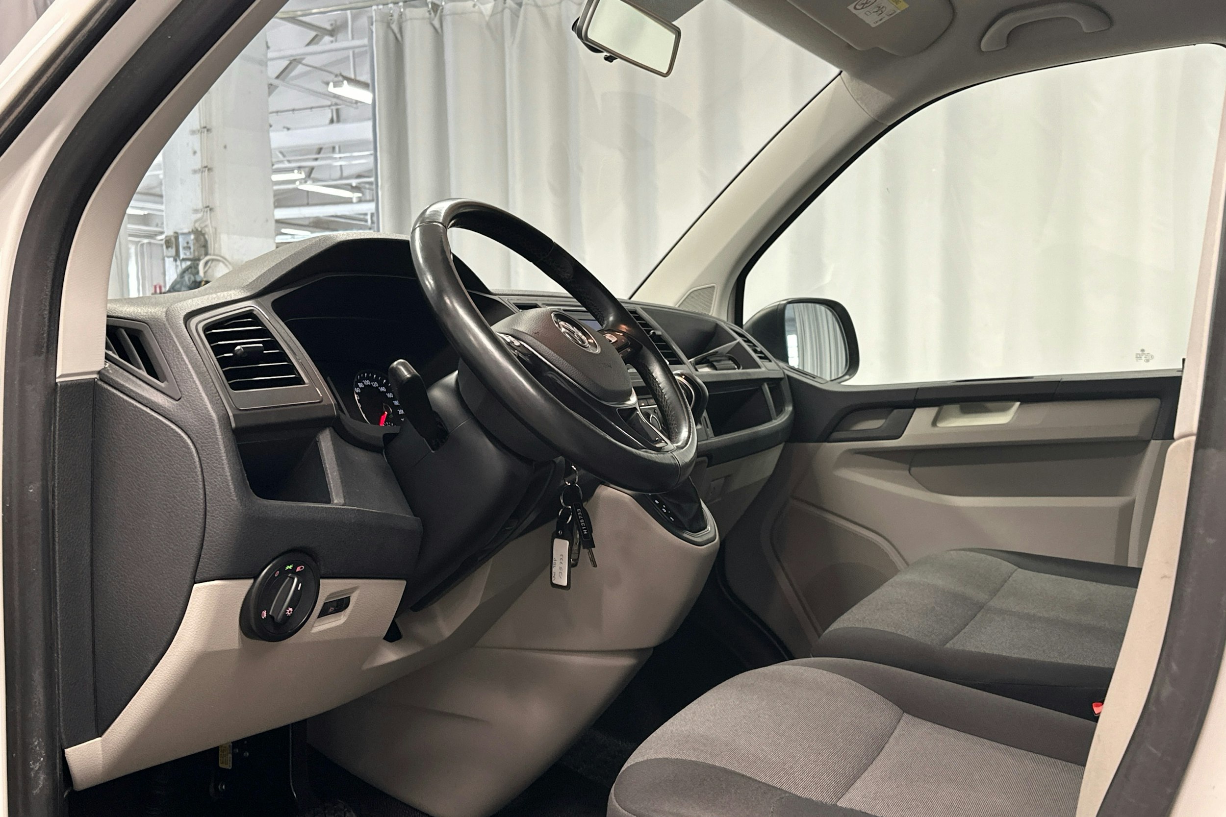 valkoinen Volkswagen Transporter 2019 kuva 6.