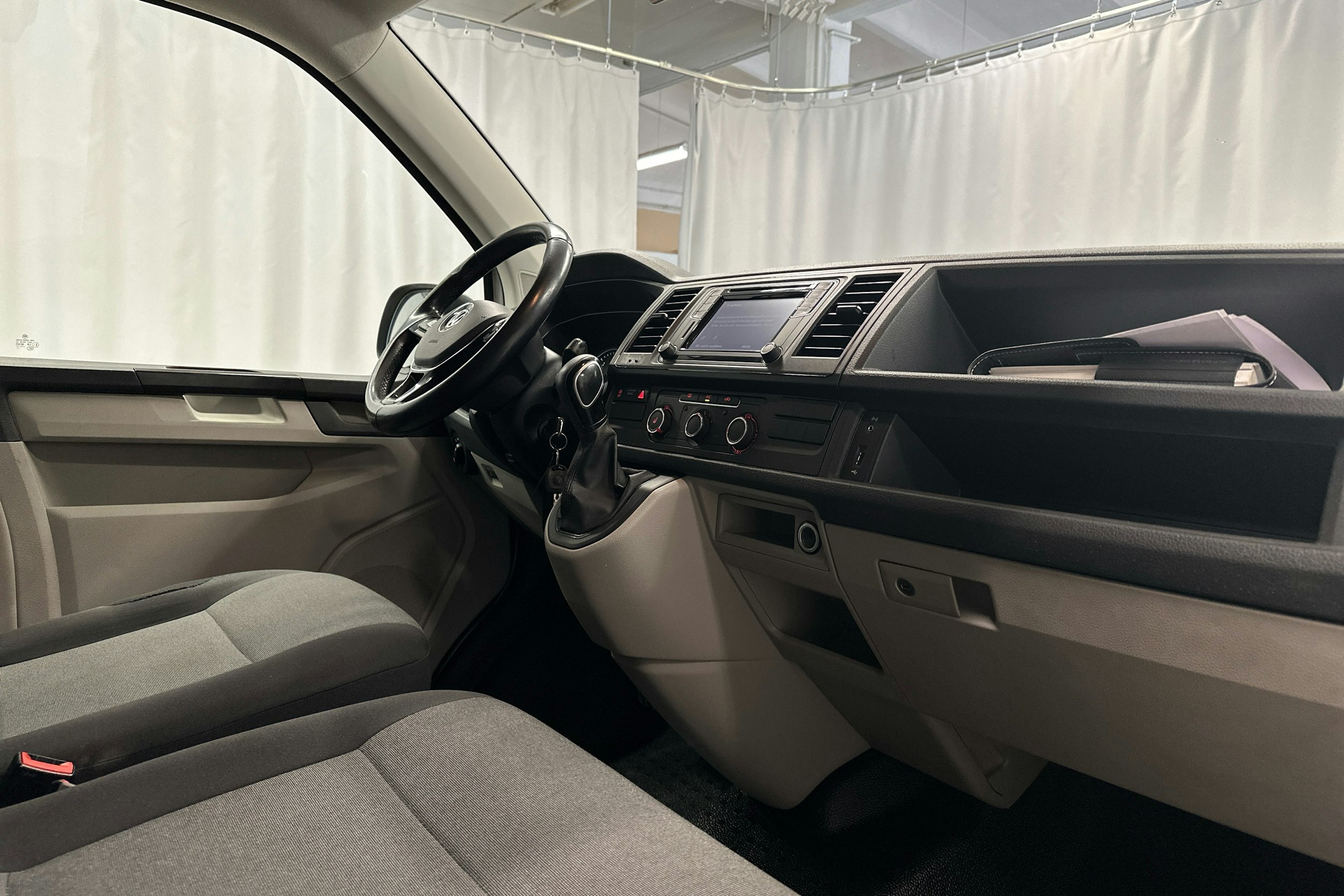 valkoinen Volkswagen Transporter 2019 kuva 7.