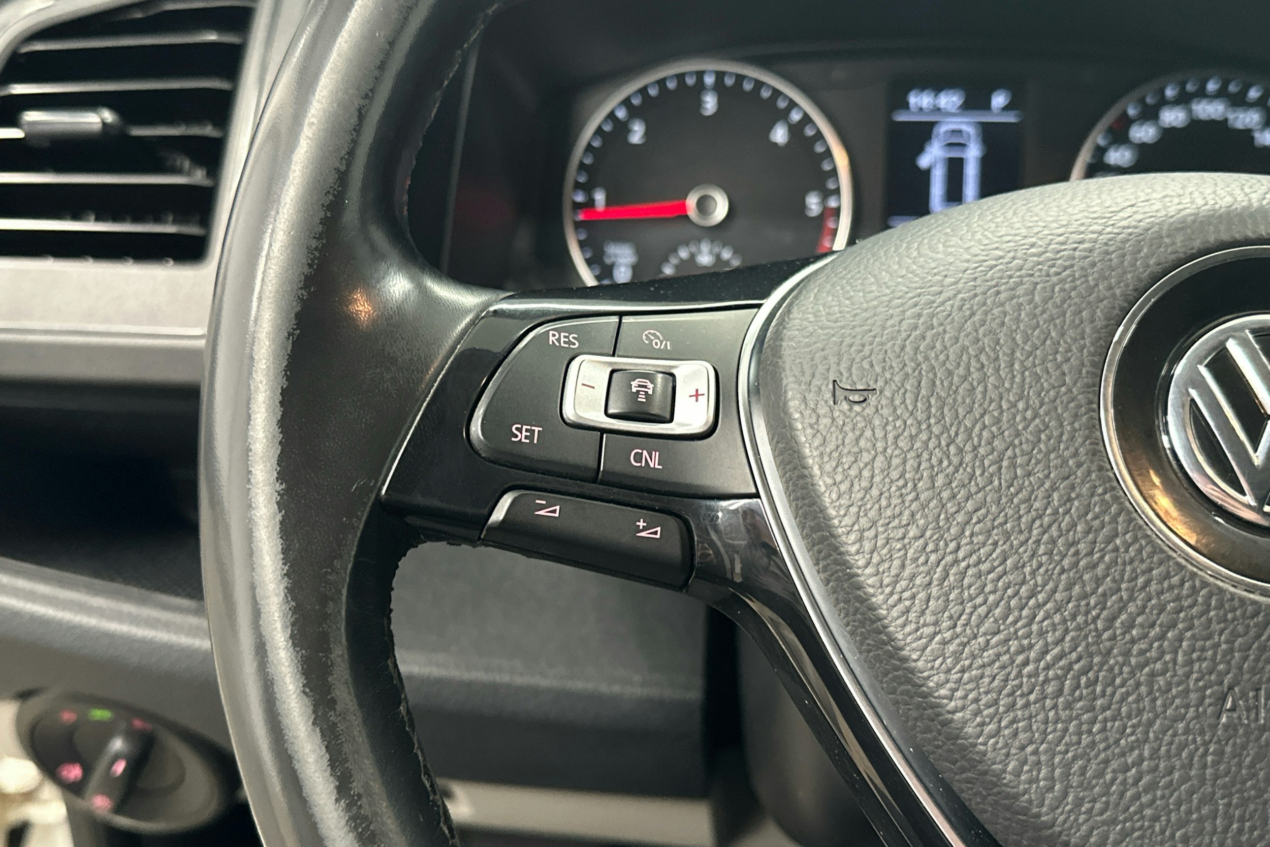 valkoinen Volkswagen Transporter 2019 kuva 8.