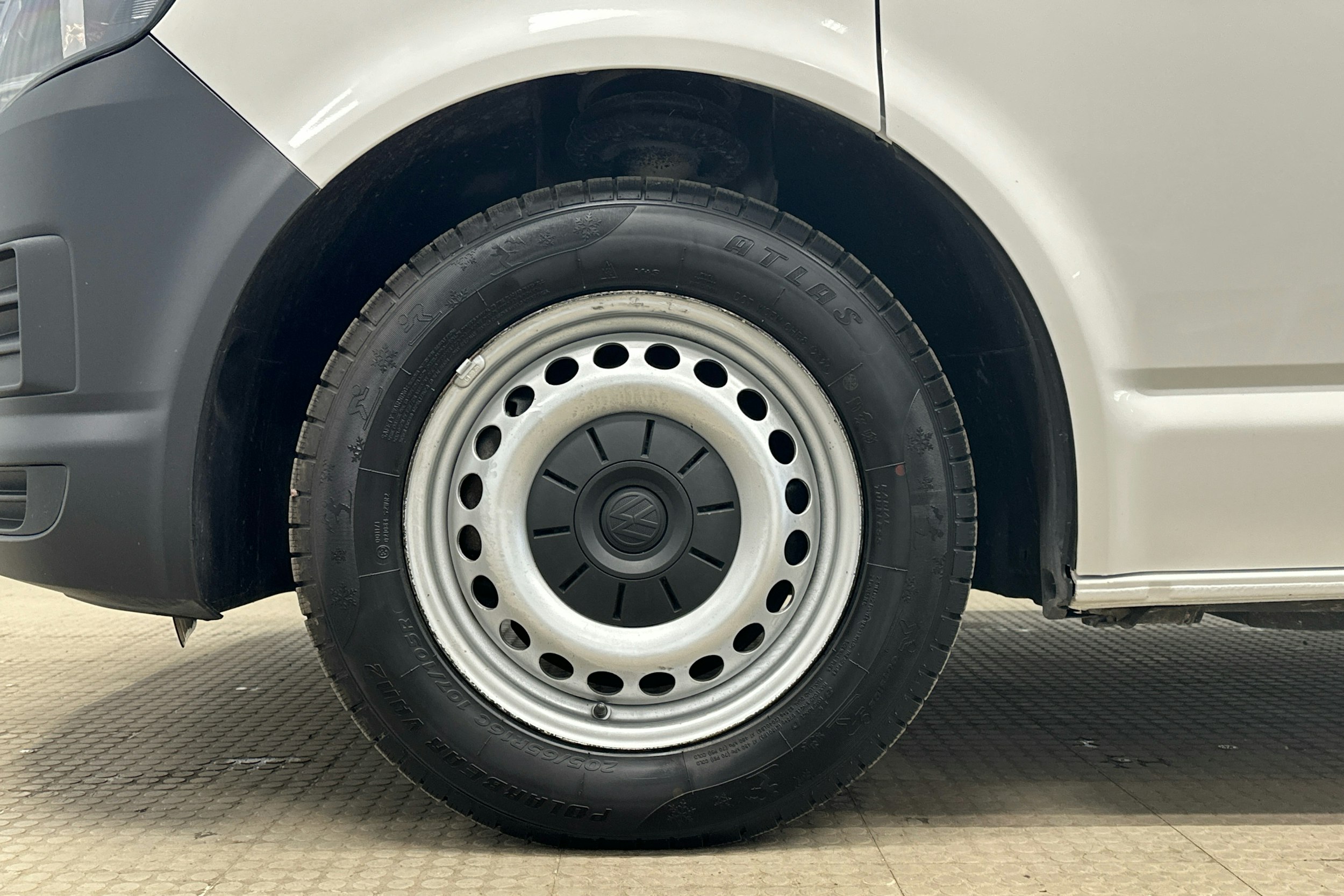 valkoinen Volkswagen Transporter 2019 kuva 9.