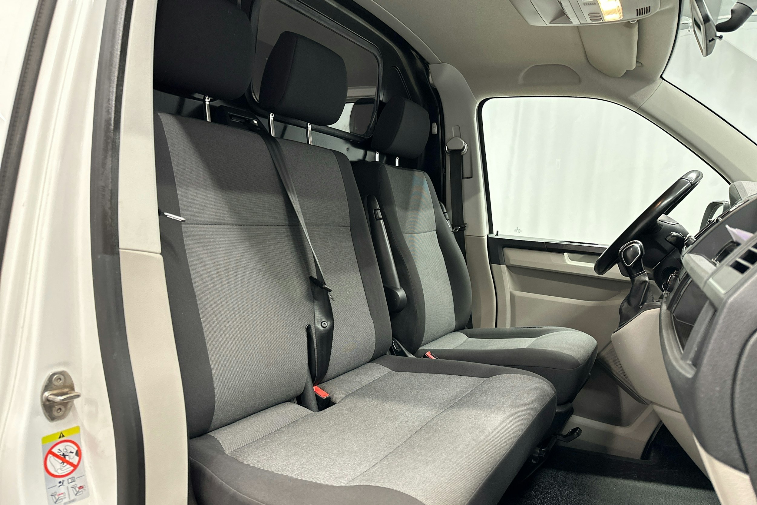 valkoinen Volkswagen Transporter 2019 kuva 10.