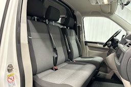 valkoinen Volkswagen Transporter 2019 kuva 10.
