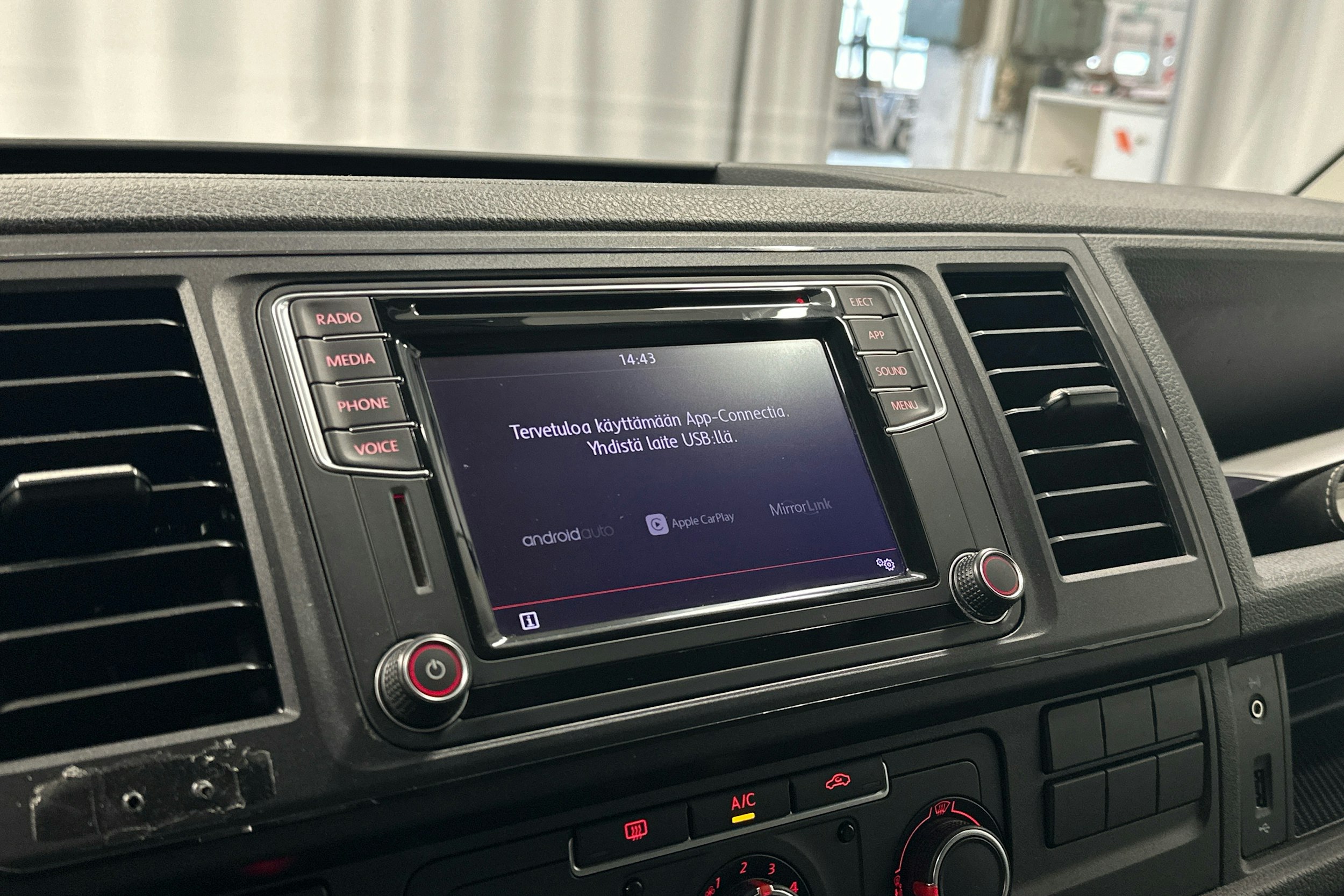 valkoinen Volkswagen Transporter 2019 kuva 13.