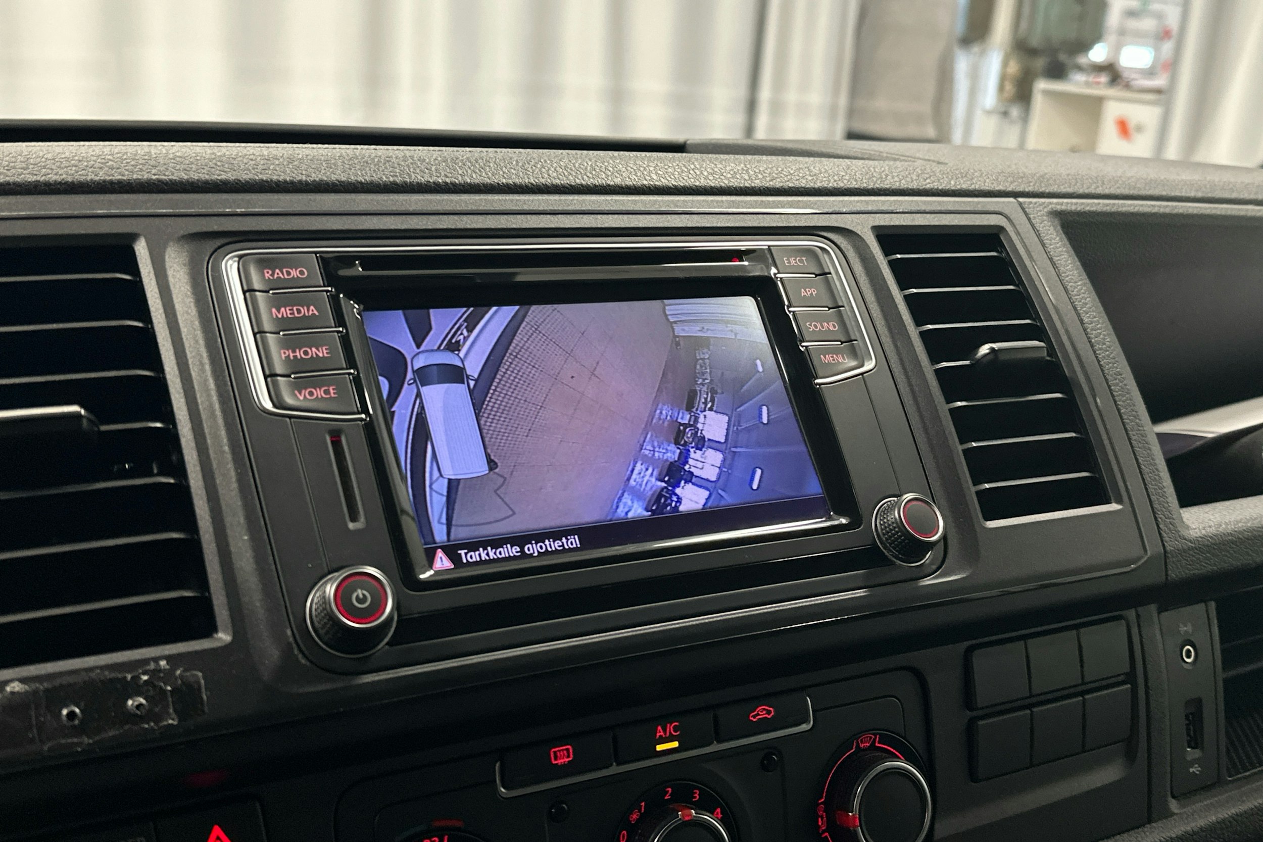 valkoinen Volkswagen Transporter 2019 kuva 14.