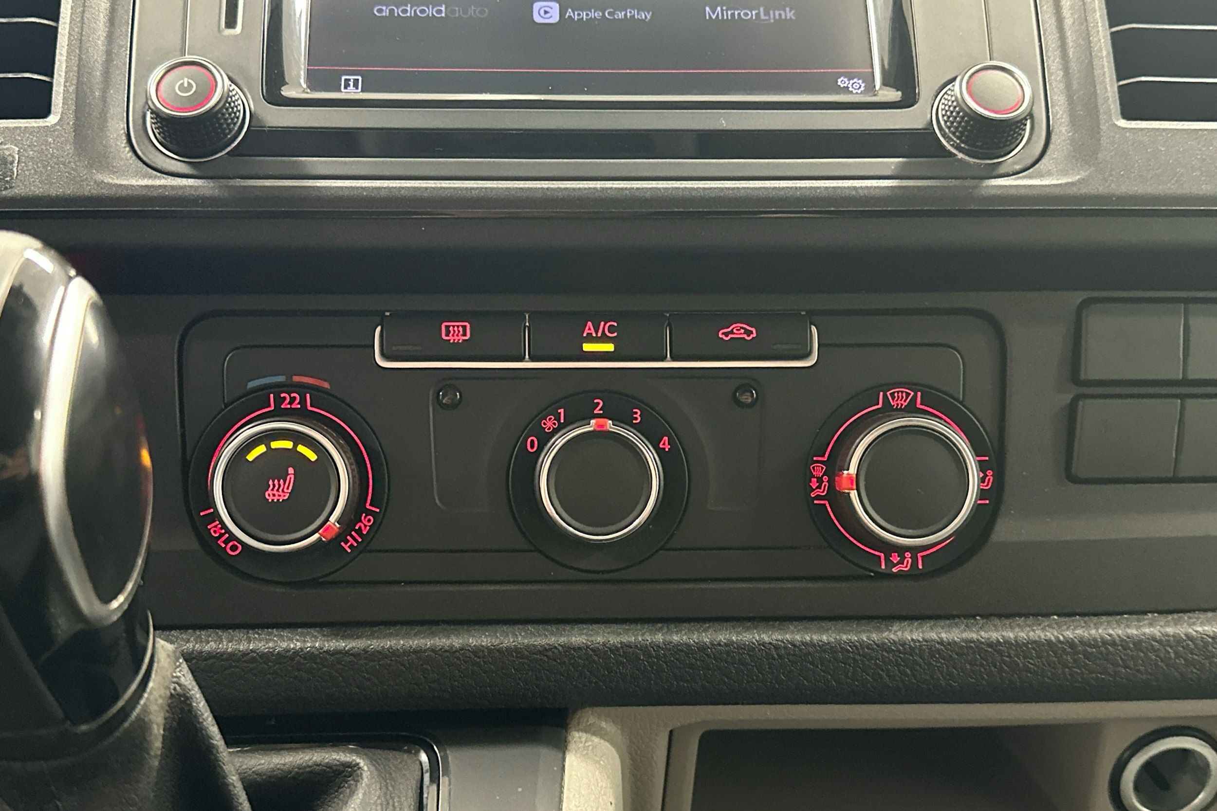 valkoinen Volkswagen Transporter 2019 kuva 15.