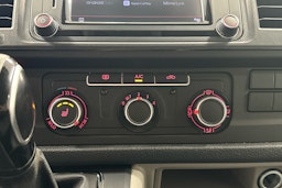 valkoinen Volkswagen Transporter 2019 kuva 15.