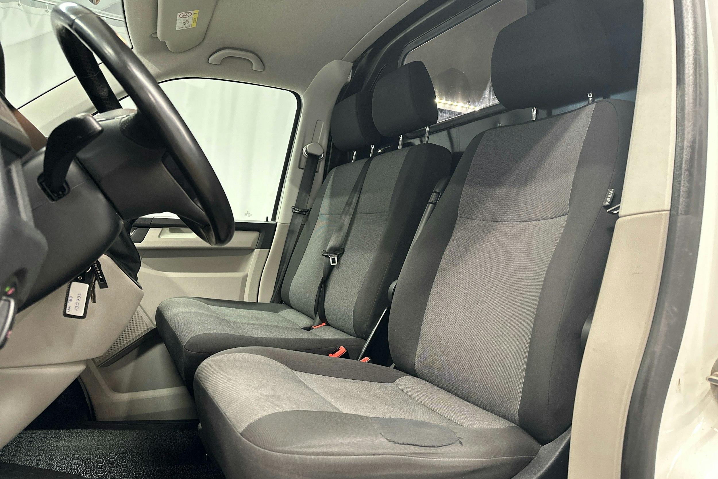 valkoinen Volkswagen Transporter 2019 kuva 16.