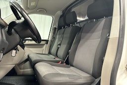valkoinen Volkswagen Transporter 2019 kuva 16.