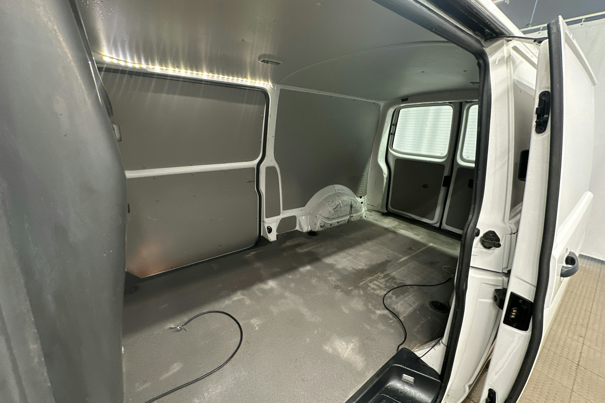 valkoinen Volkswagen Transporter 2019 kuva 17.