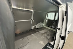 valkoinen Volkswagen Transporter 2019 kuva 17.