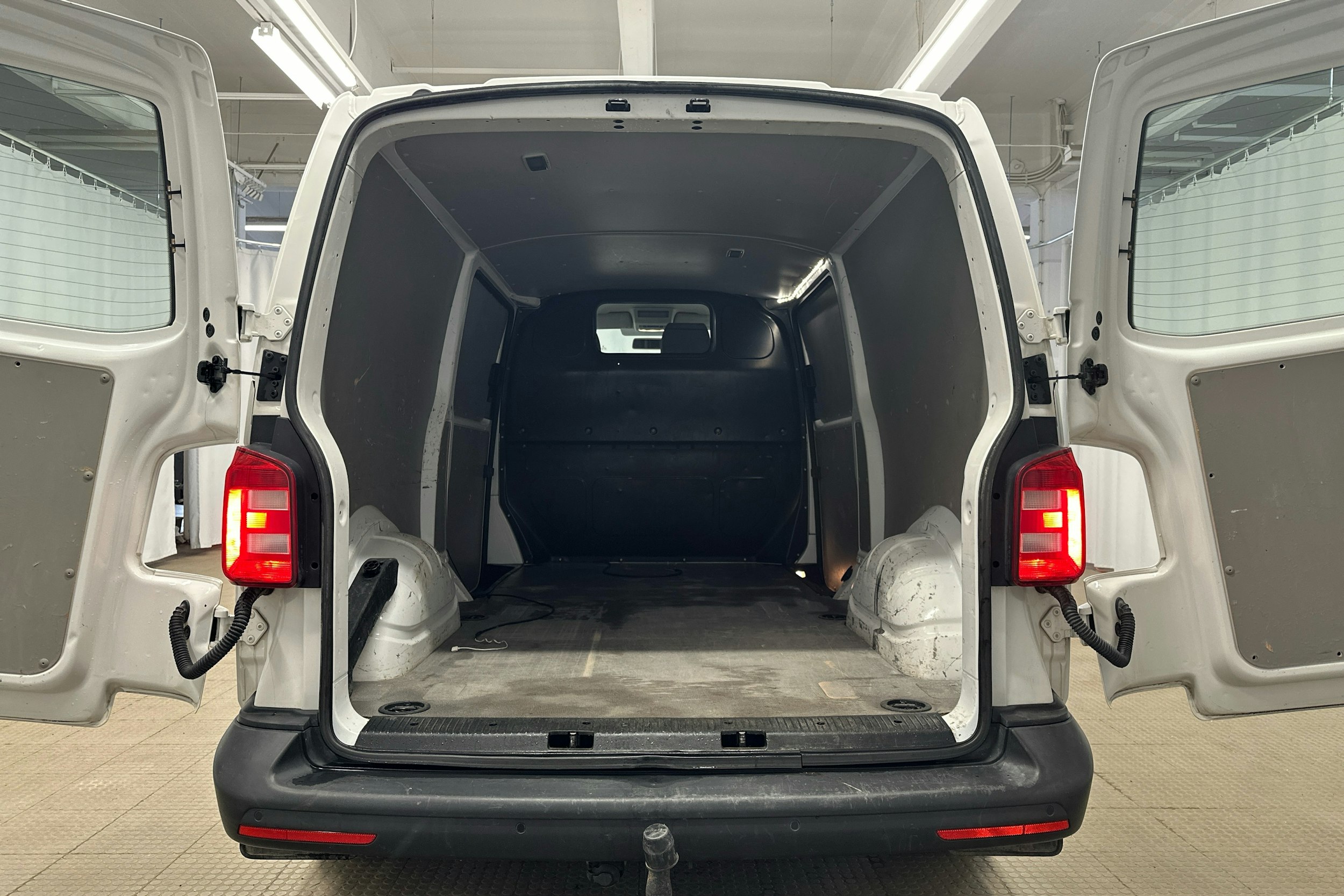 valkoinen Volkswagen Transporter 2019 kuva 18.