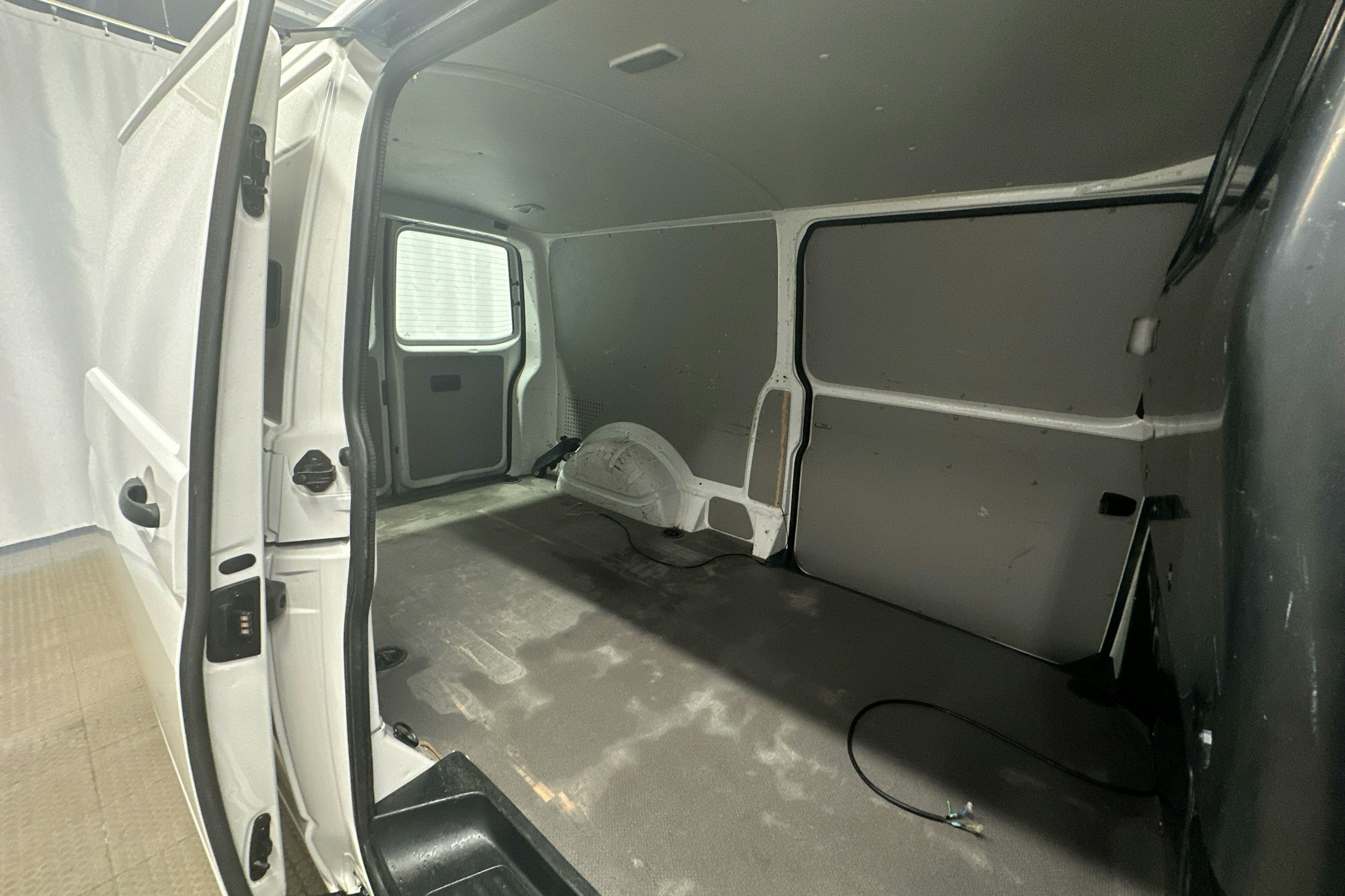 valkoinen Volkswagen Transporter 2019 kuva 19.