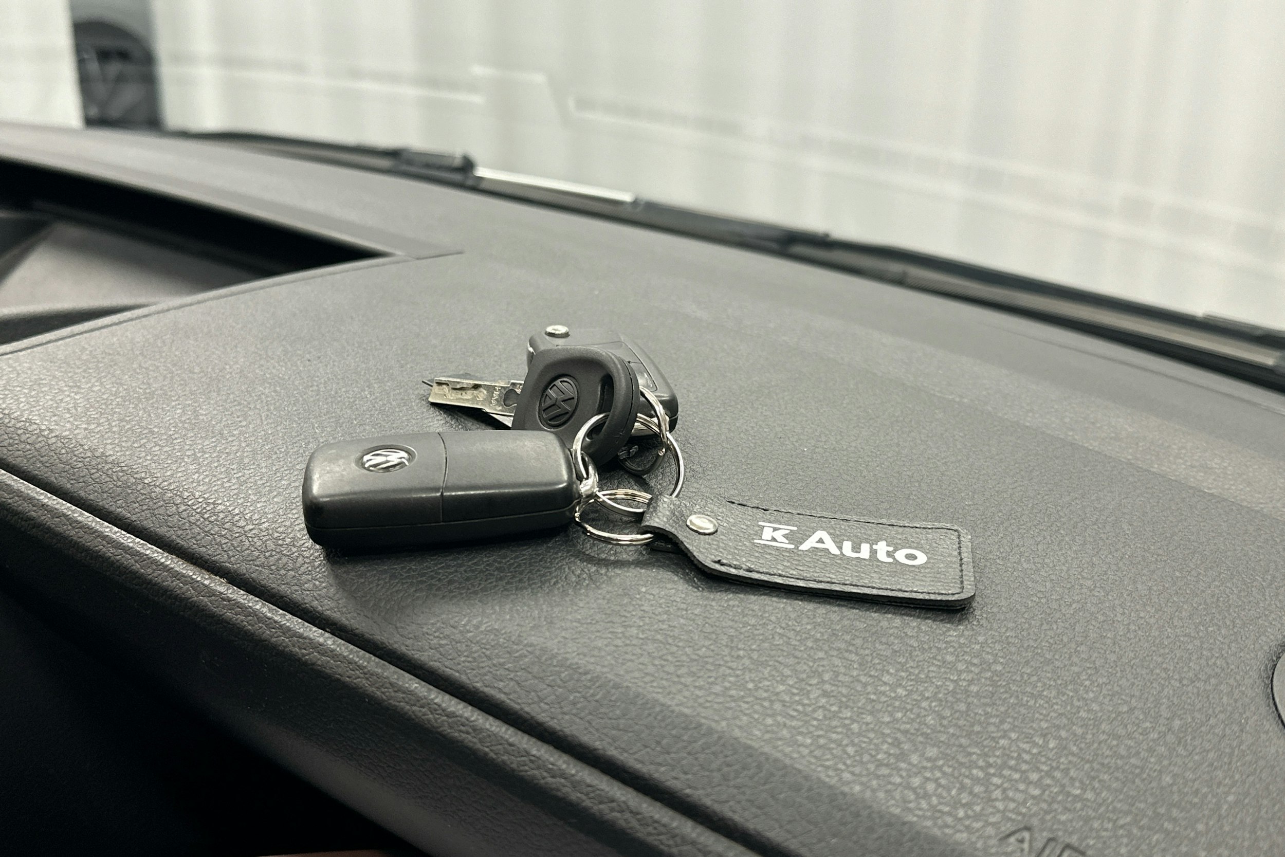 valkoinen Volkswagen Transporter 2019 kuva 20.