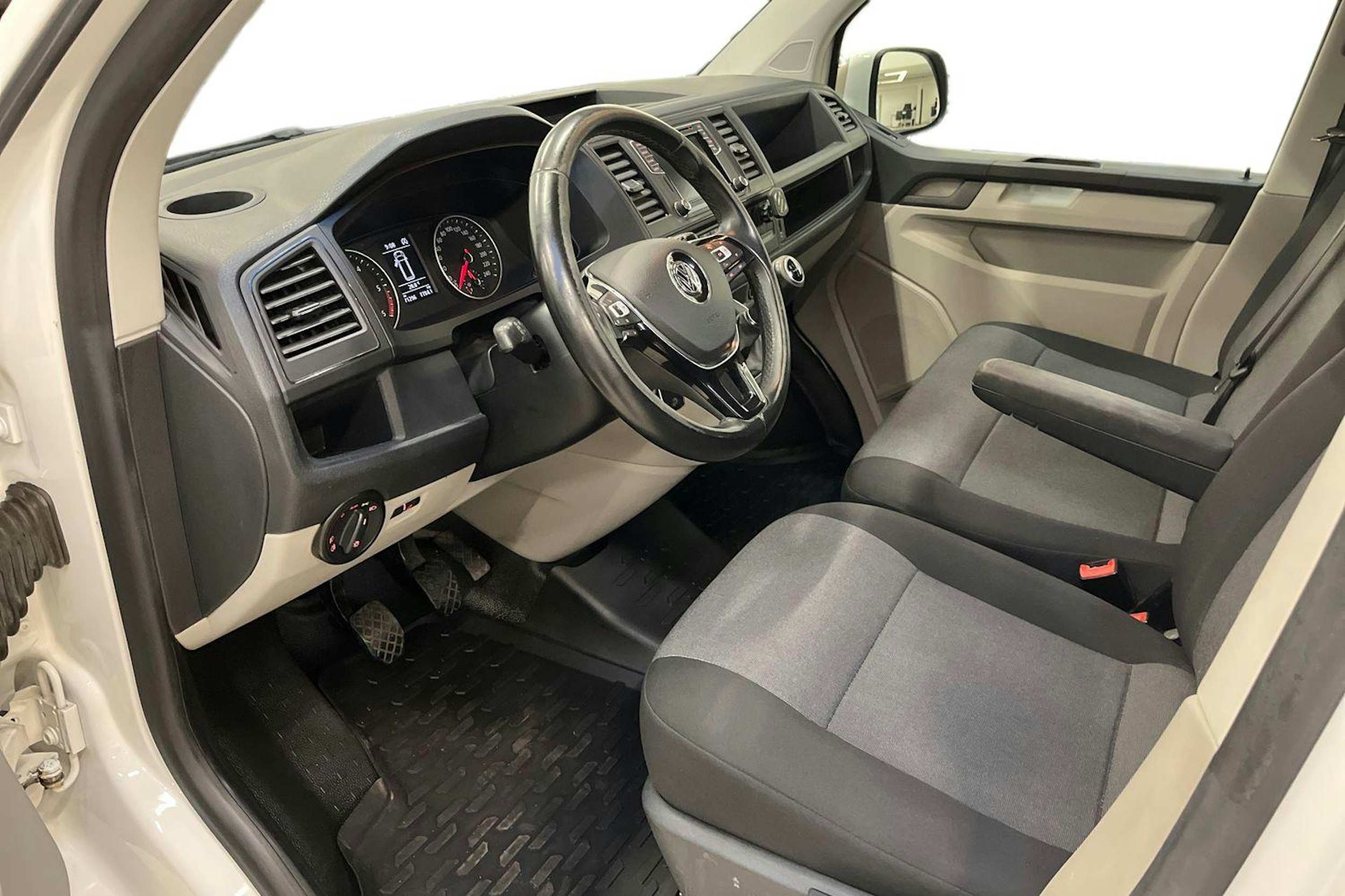 valkoinen Volkswagen Transporter 2019 kuva 8.