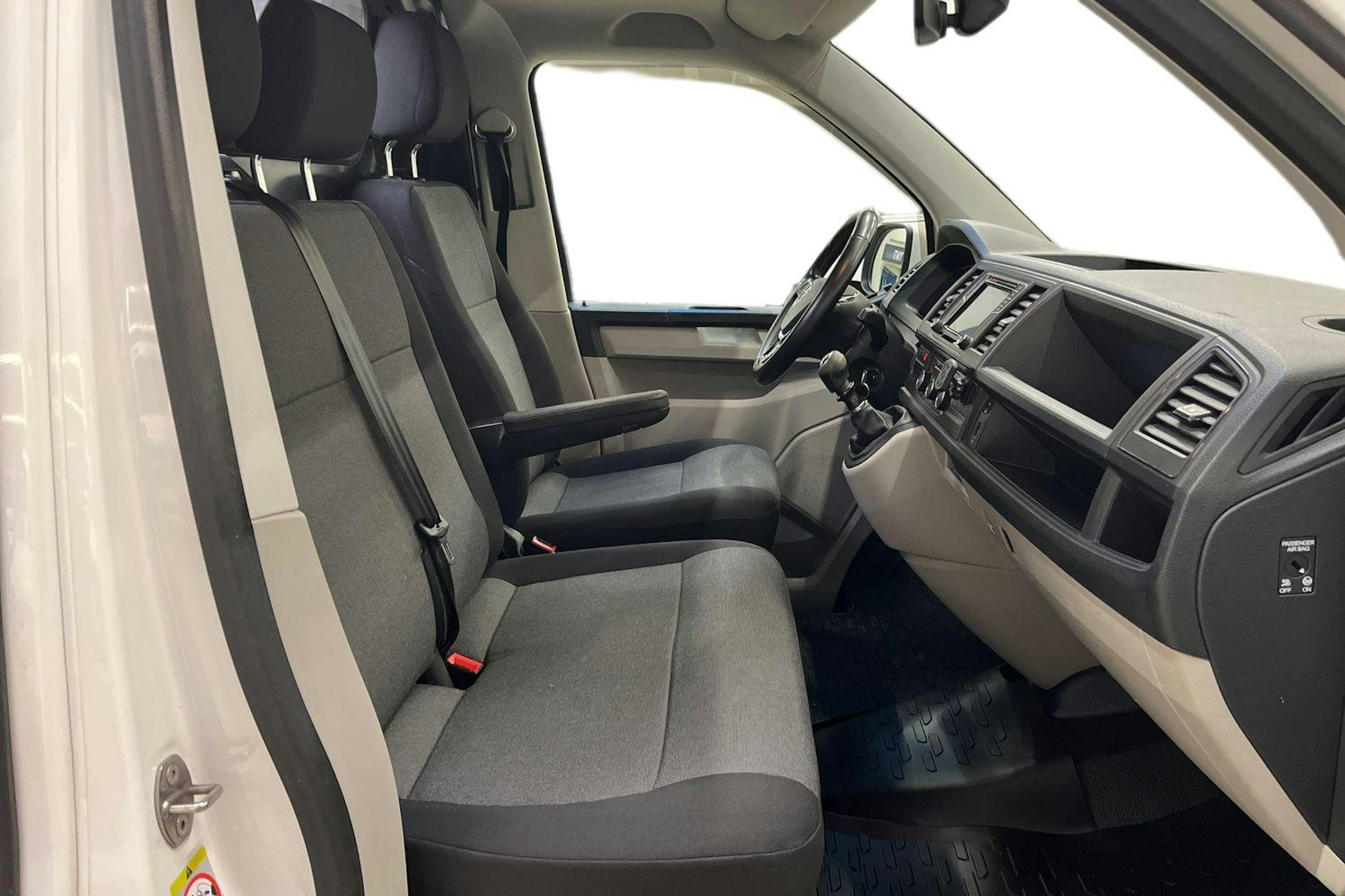 valkoinen Volkswagen Transporter 2019 kuva 11.