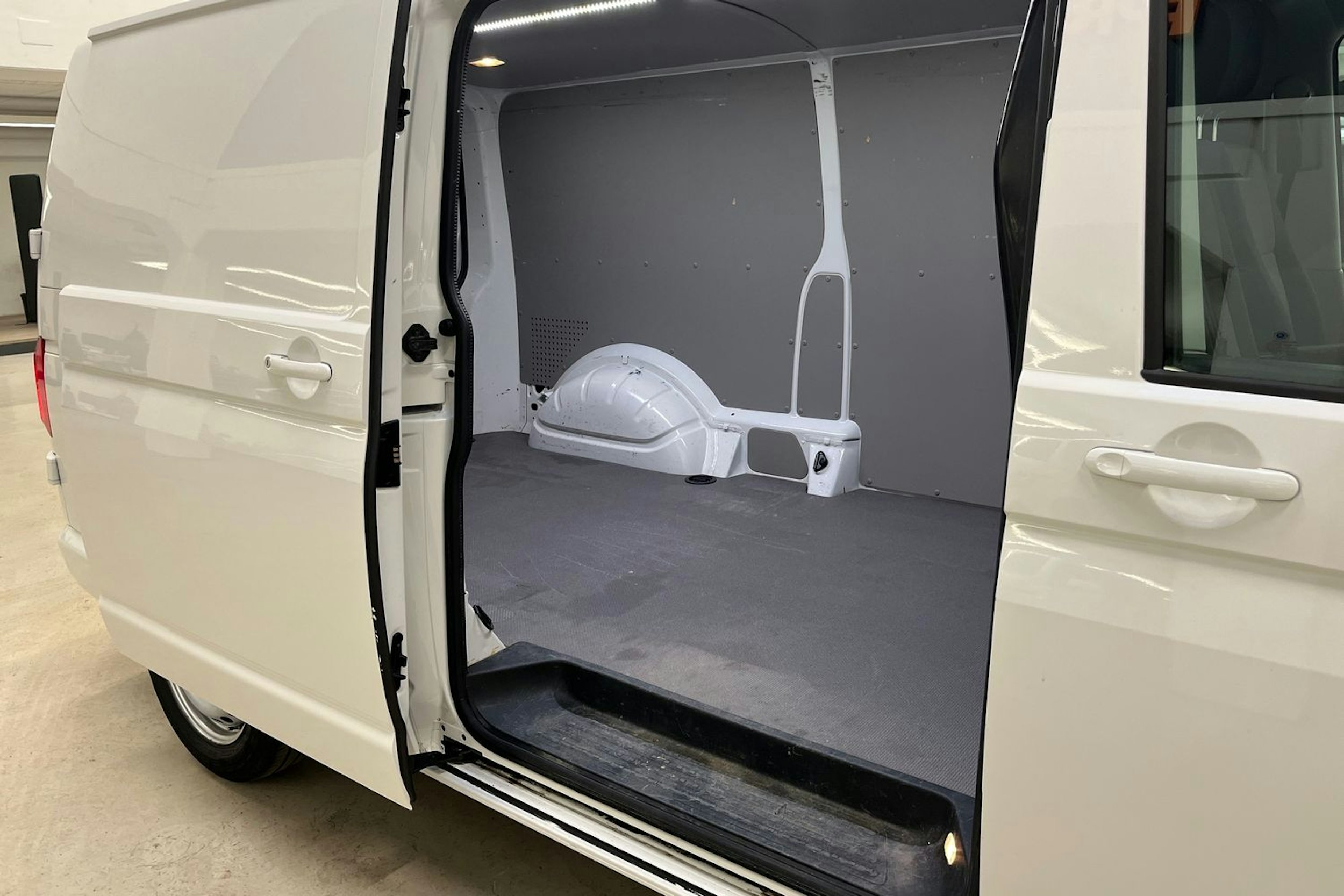 valkoinen Volkswagen Transporter 2019 kuva 13.