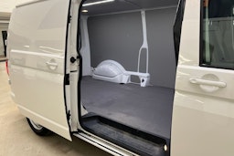 valkoinen Volkswagen Transporter 2019 kuva 13.