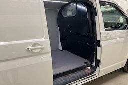 valkoinen Volkswagen Transporter 2019 kuva 15.