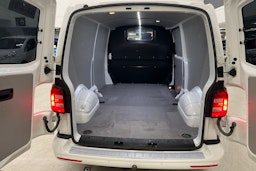 valkoinen Volkswagen Transporter 2019 kuva 16.
