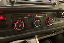 valkoinen Volkswagen Transporter 2019 kuva 19.