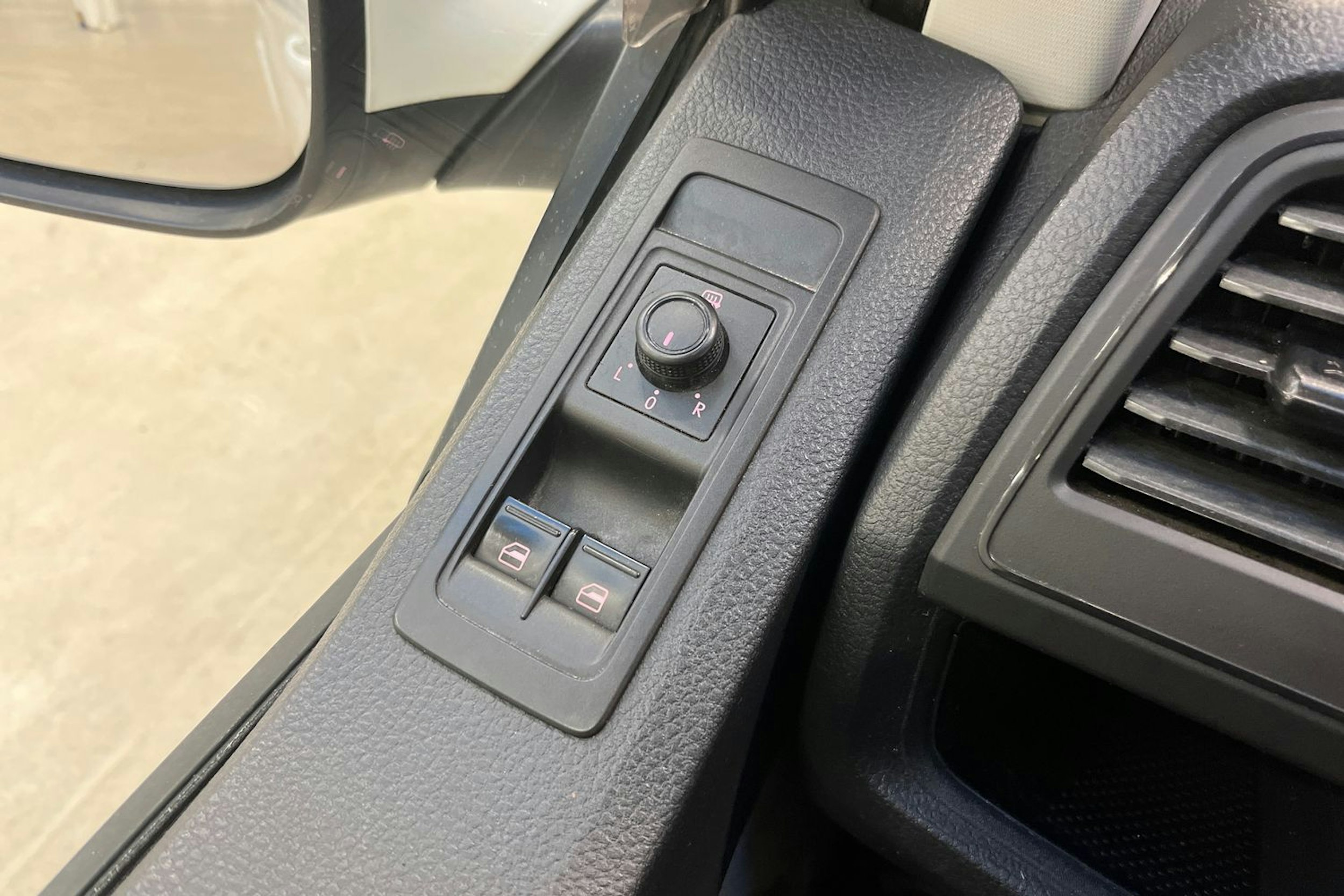 valkoinen Volkswagen Transporter 2019 kuva 21.