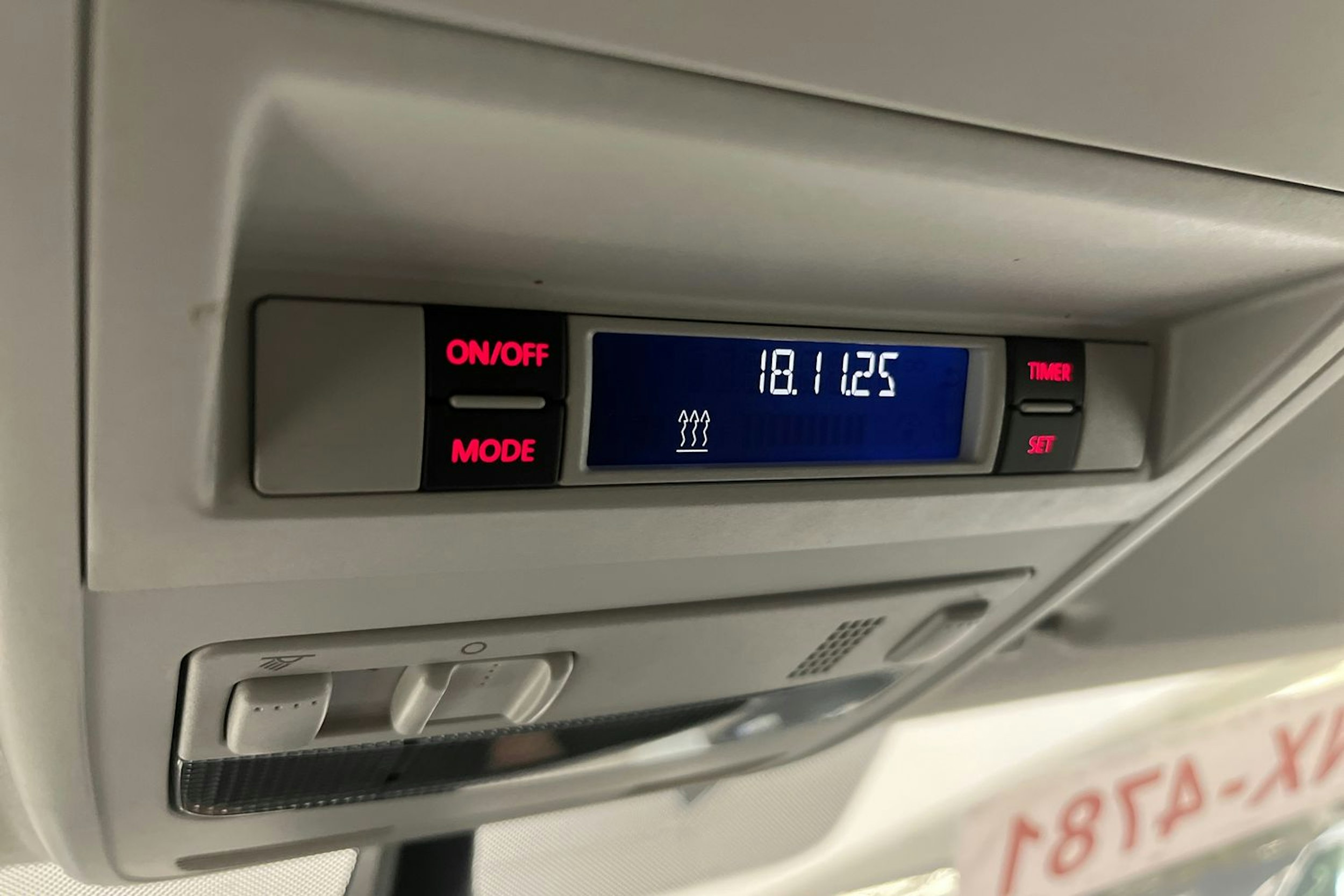 valkoinen Volkswagen Transporter 2019 kuva 22.