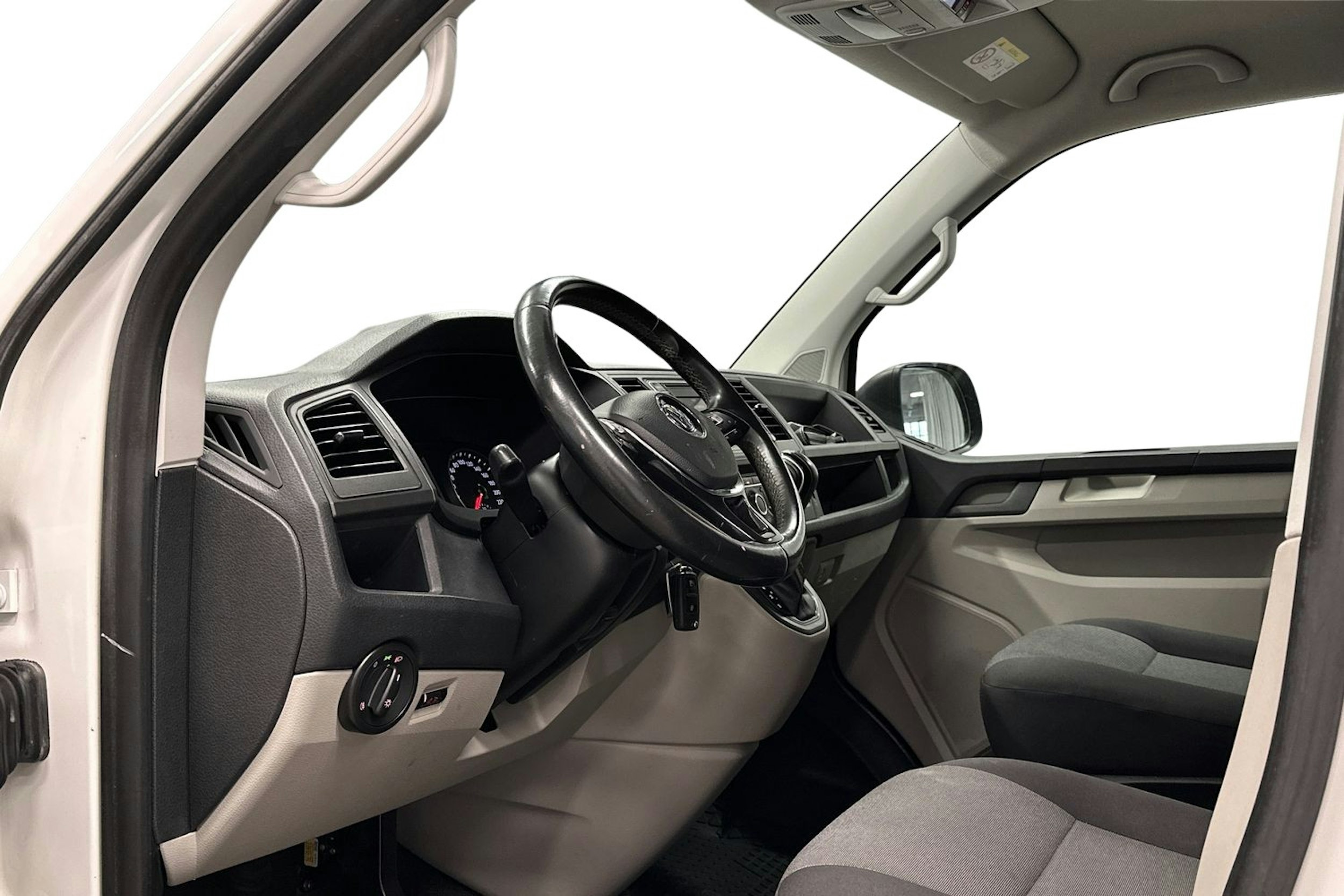 valkoinen Volkswagen Transporter 2019 kuva 6.