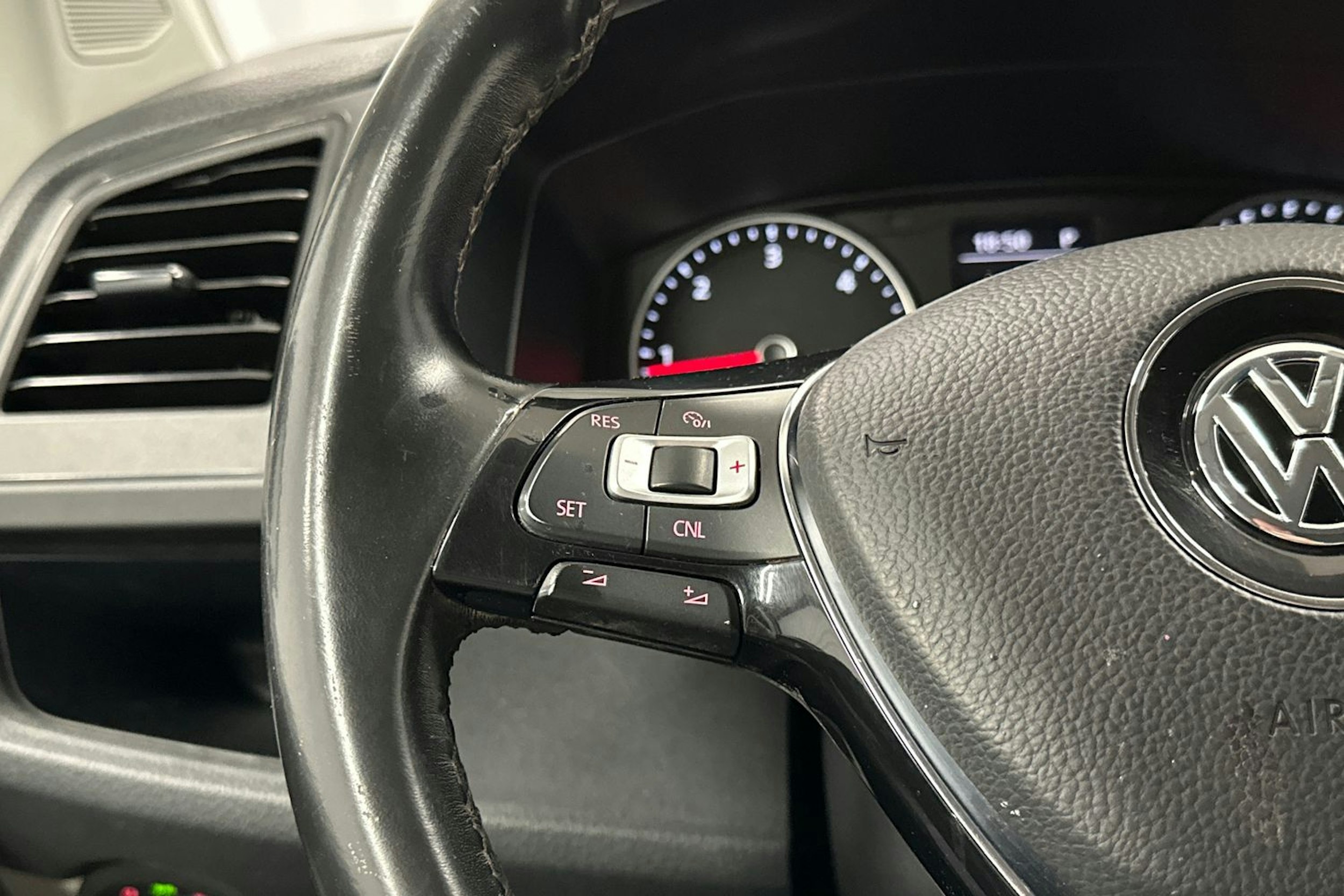valkoinen Volkswagen Transporter 2019 kuva 10.