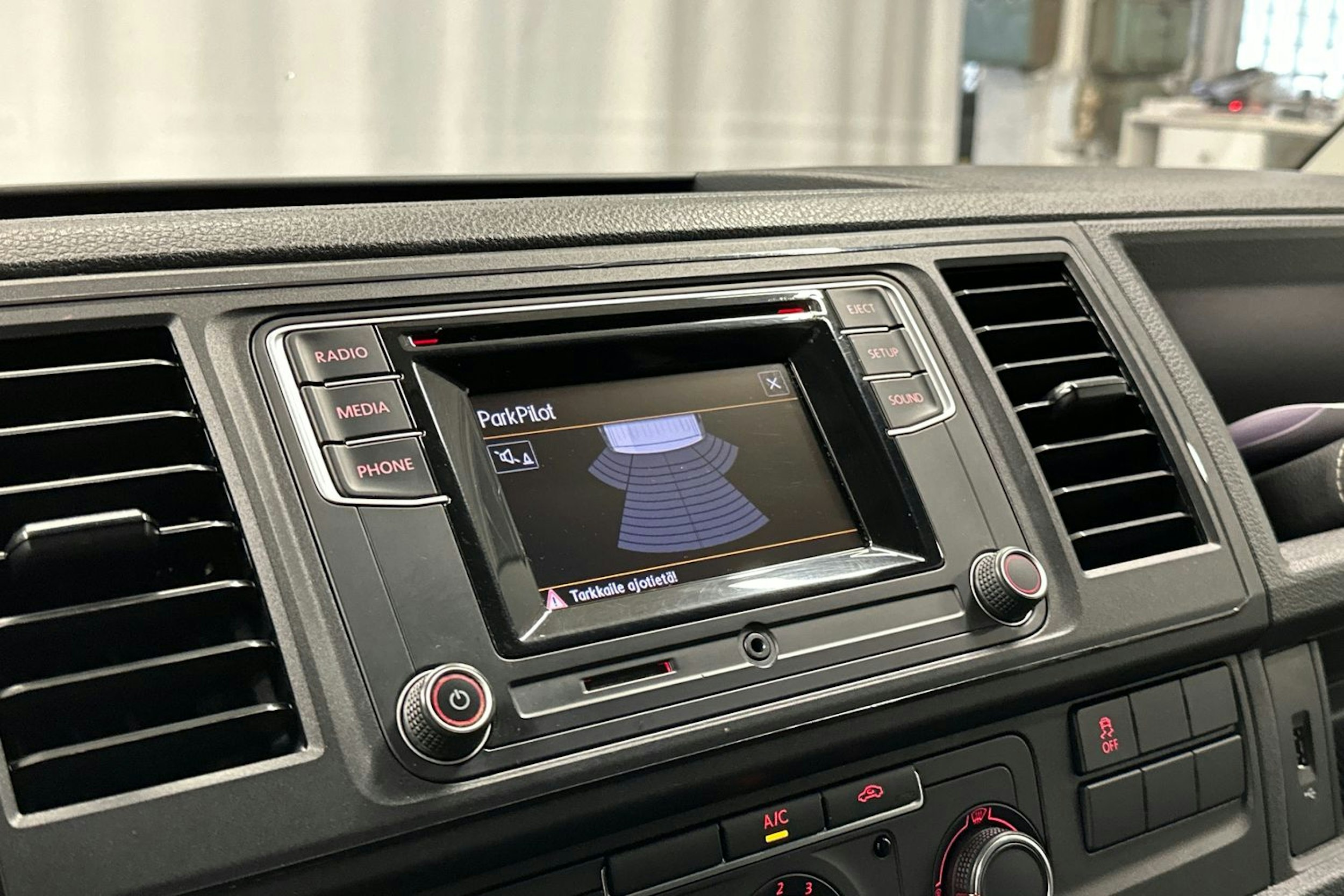 valkoinen Volkswagen Transporter 2019 kuva 13.