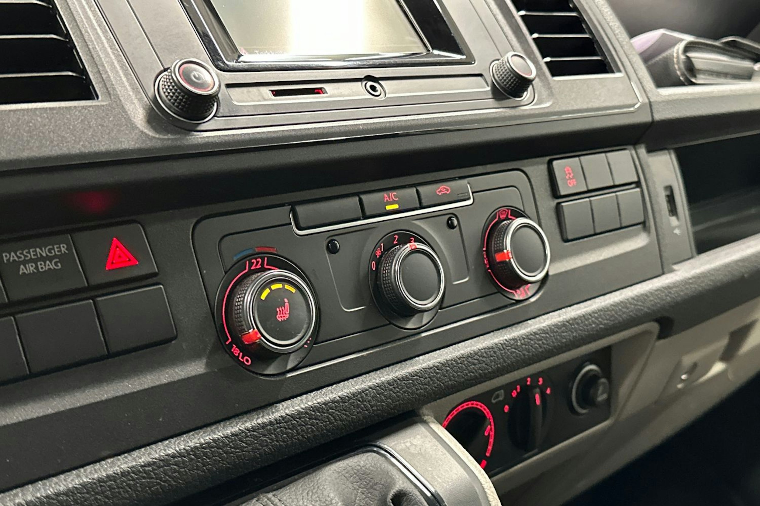 valkoinen Volkswagen Transporter 2019 kuva 14.