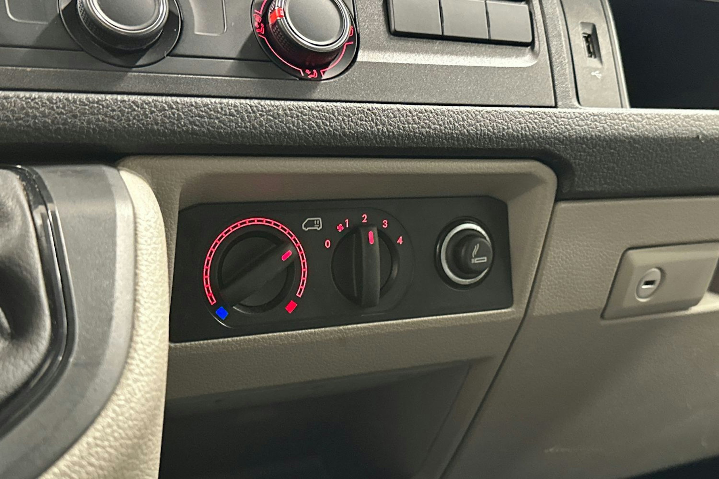 valkoinen Volkswagen Transporter 2019 kuva 15.