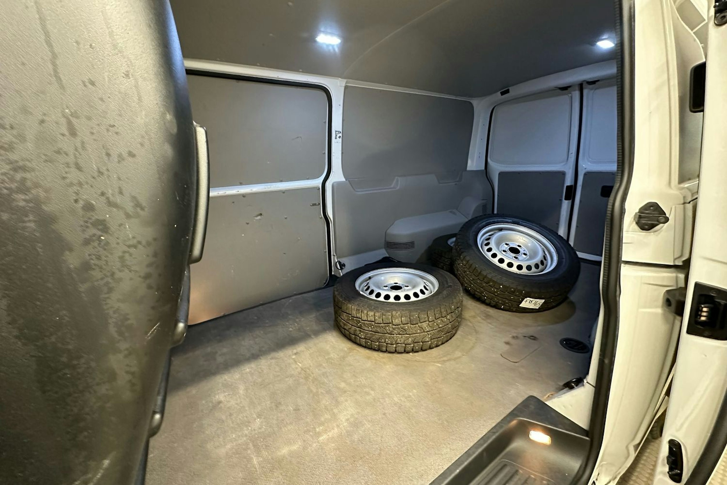 valkoinen Volkswagen Transporter 2019 kuva 16.