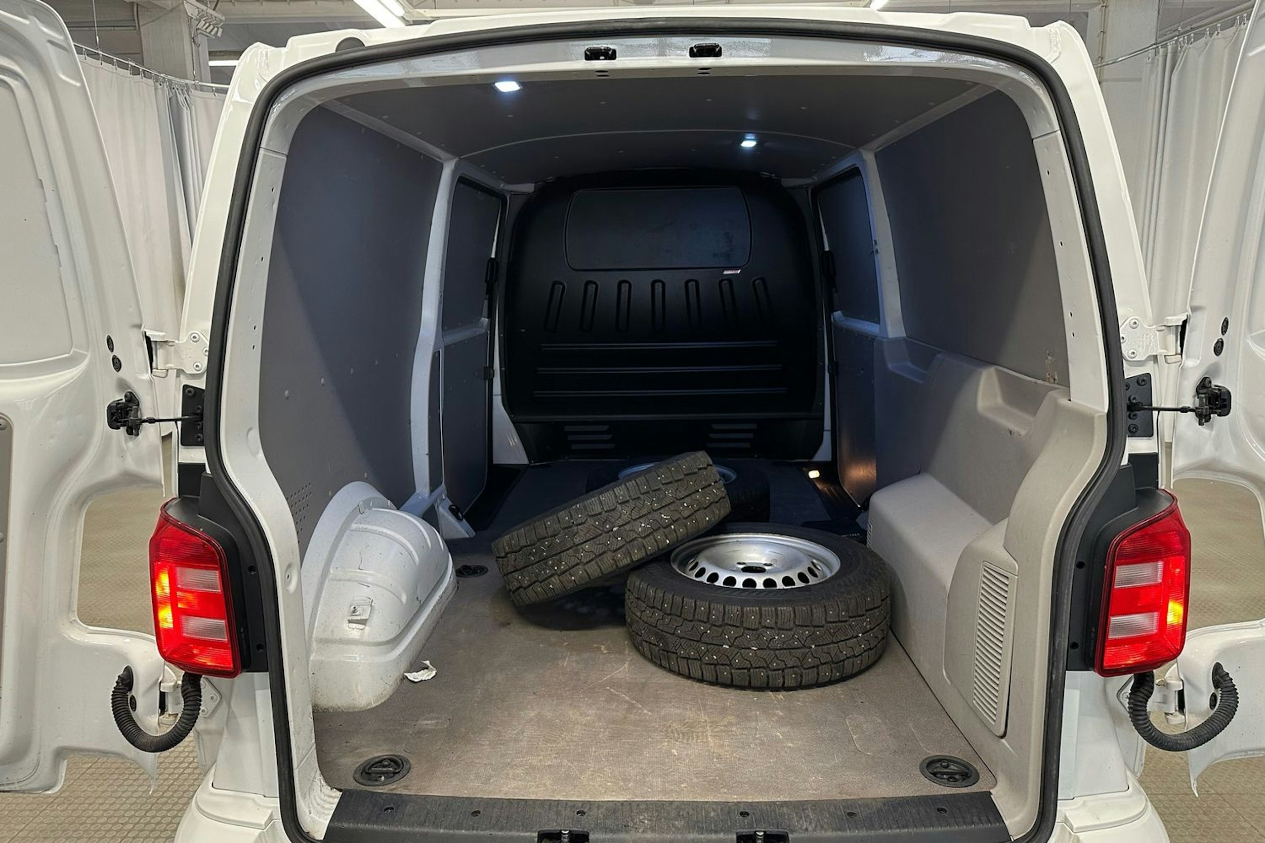 valkoinen Volkswagen Transporter 2019 kuva 17.